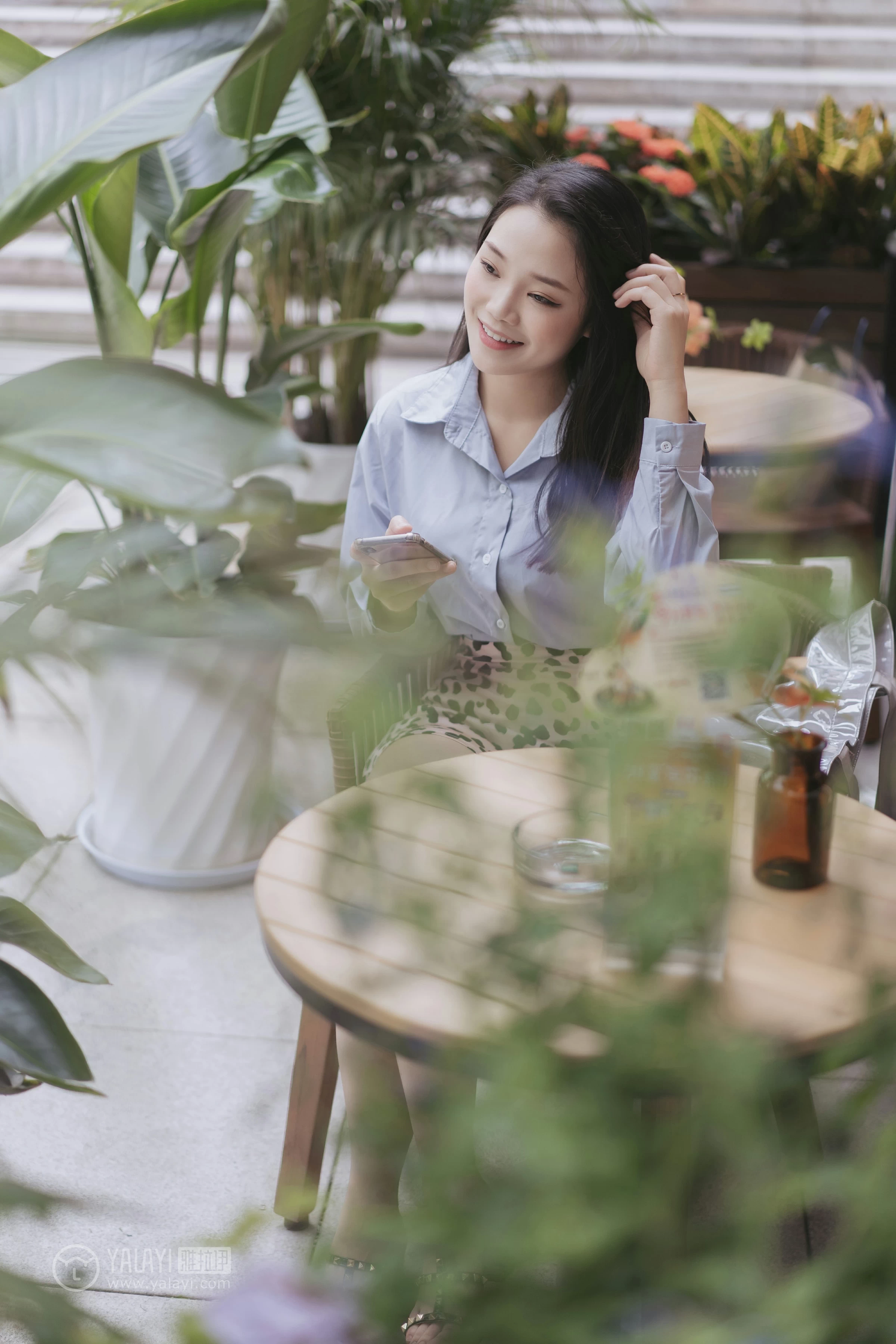 [YALAYI雅拉伊]No.330 假日出行 洋儿 蓝色衬衫加豹纹短裙性感私房写真集第3张