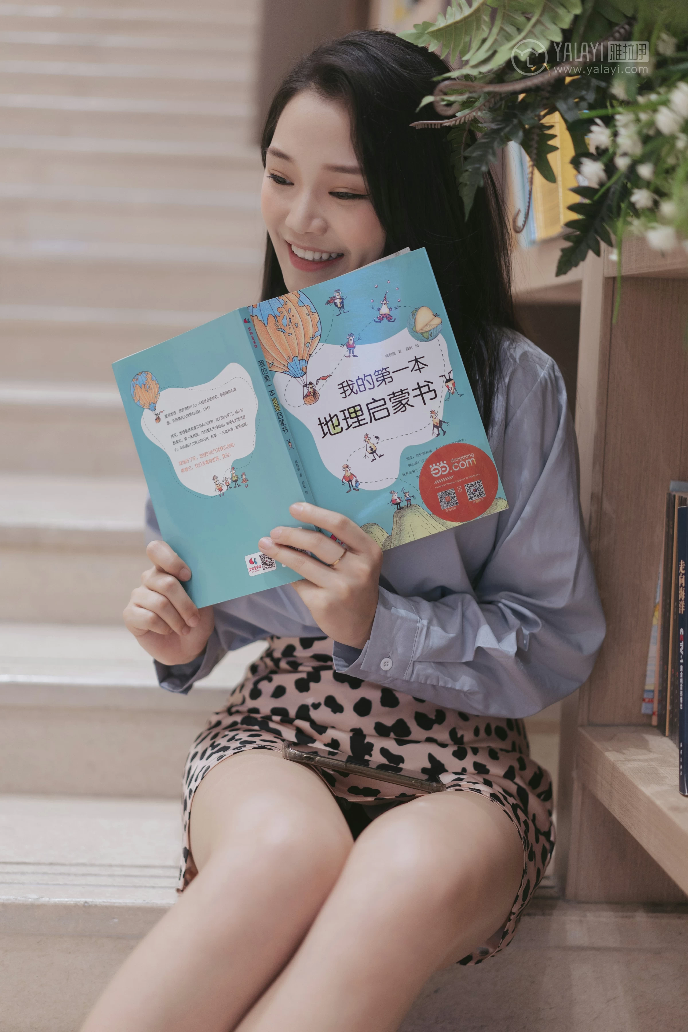 [YALAYI雅拉伊]No.330 假日出行 洋儿 蓝色衬衫加豹纹短裙性感私房写真集第16张