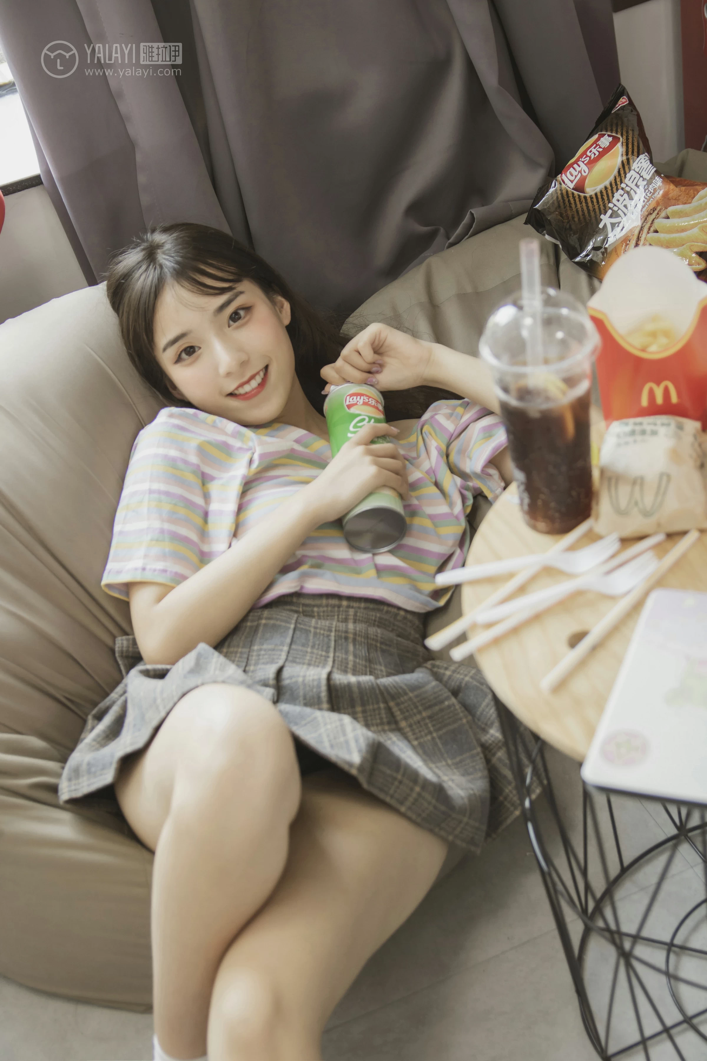 [YALAYI雅拉伊]No.340 氧气女孩 阿橙 条纹短袖加灰色短裙清纯可爱私房写真集第2张