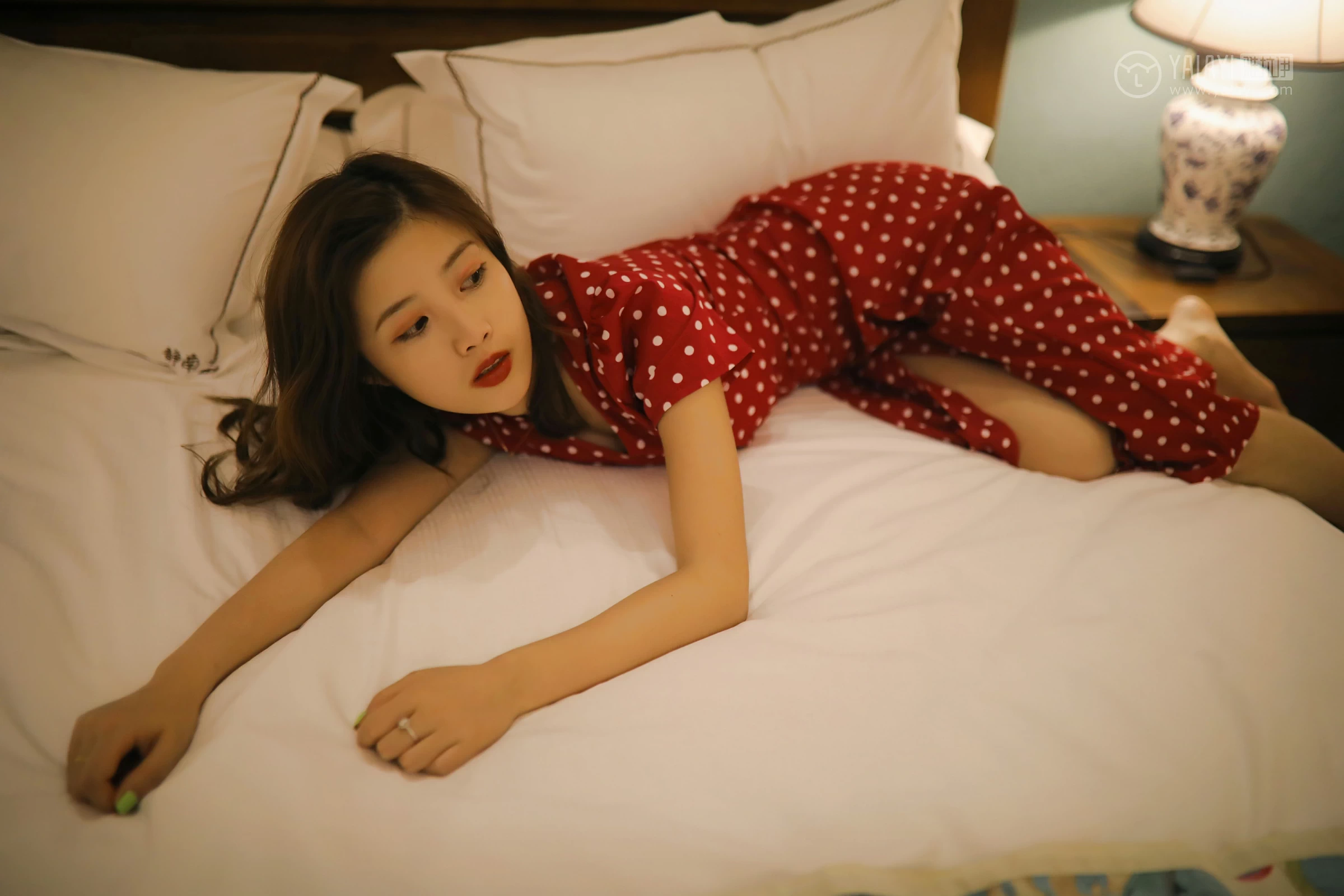 [YALAYI雅拉伊]No.347 失眠夜 圈圈 红色亮点连衣裙居家私房写真集第8张