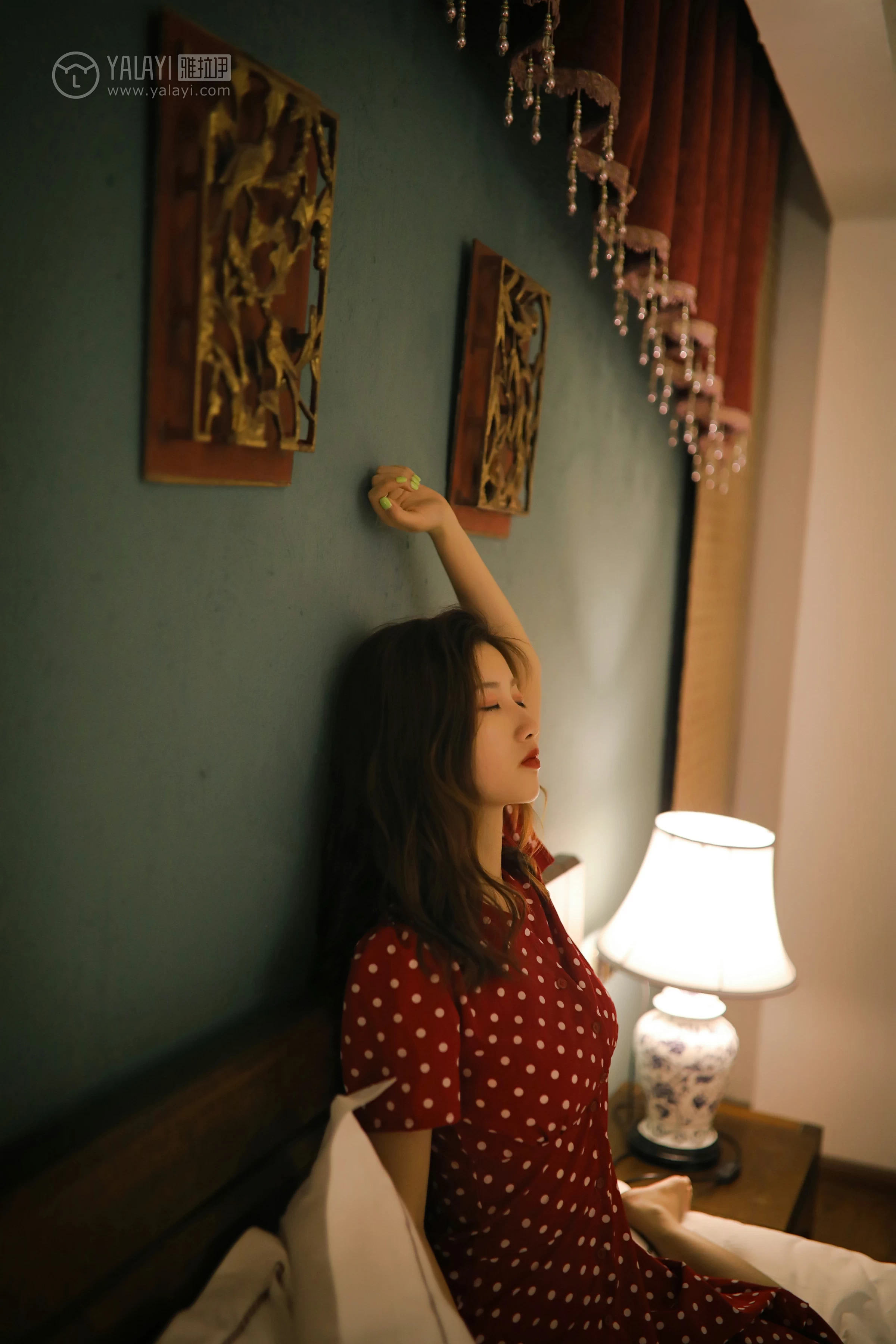 [YALAYI雅拉伊]No.347 失眠夜 圈圈 红色亮点连衣裙居家私房写真集第10张