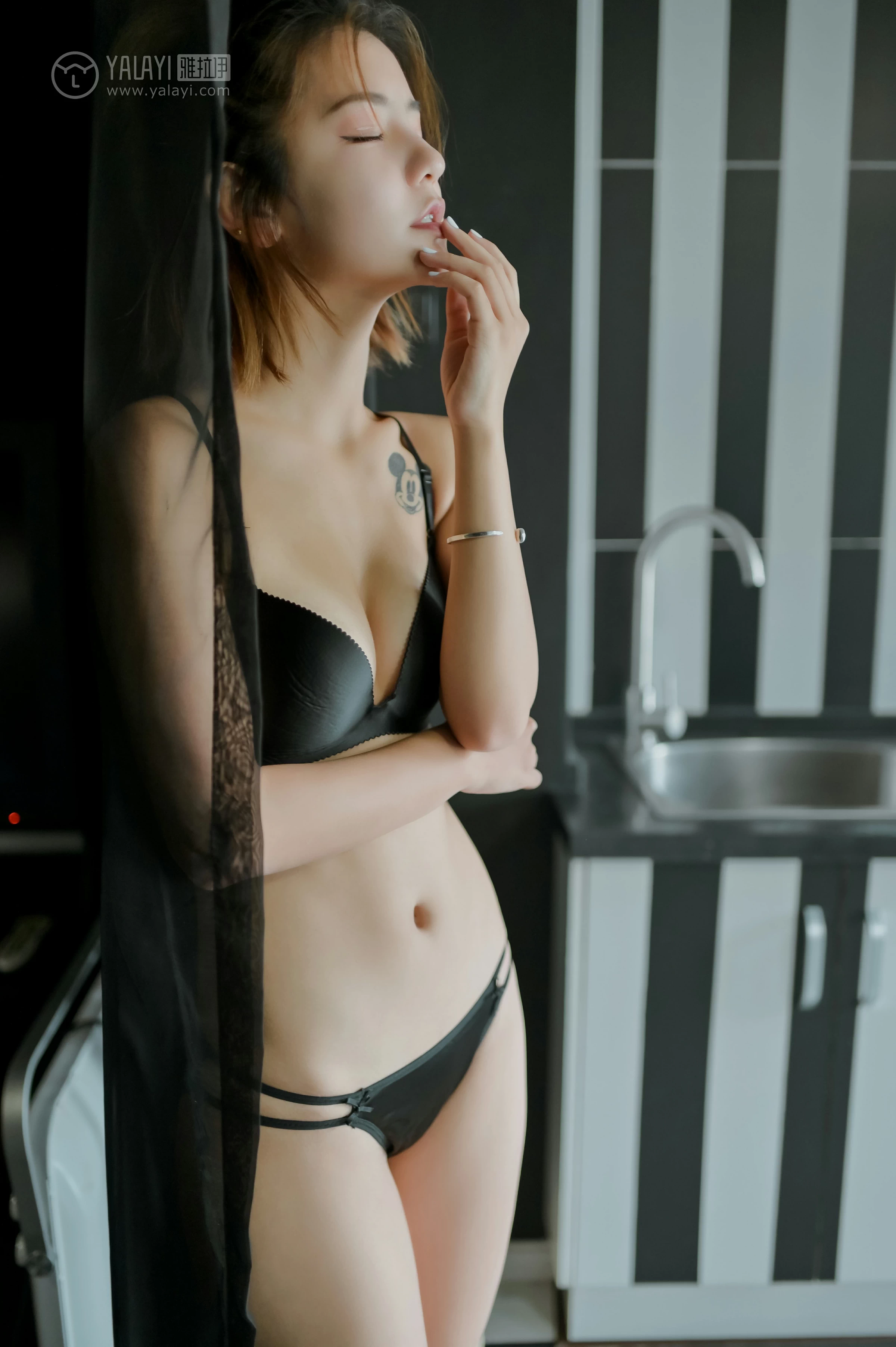 [YALAYI雅拉伊]No.351 黑夜女神 米奇 白色衬衫加黑色内衣居家性感私房写真集第5张