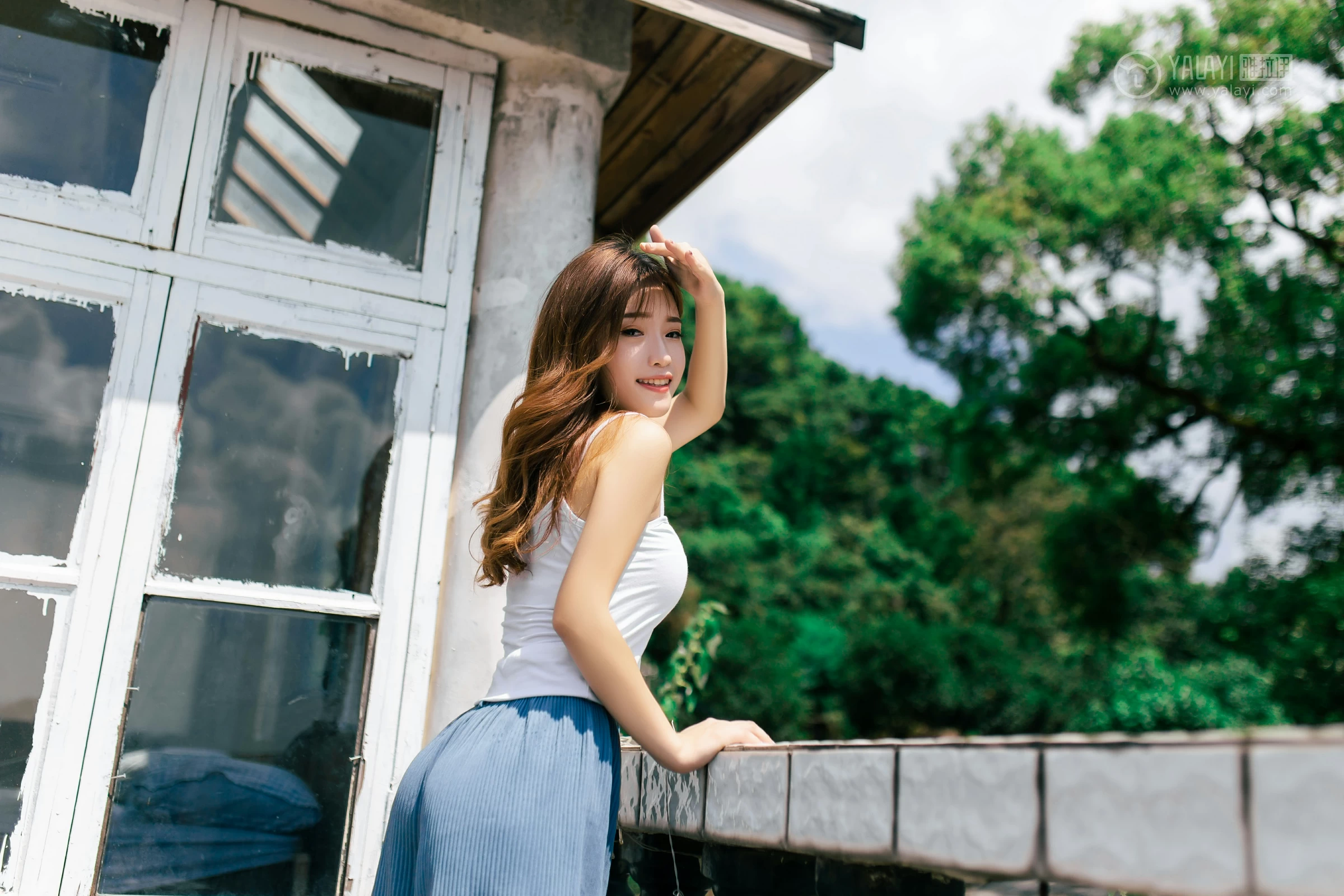 [YALAYI雅拉伊]No.354 向往的生活 朵朵 白色性感小背心与透视镂空连衣裙私房写真集第7张