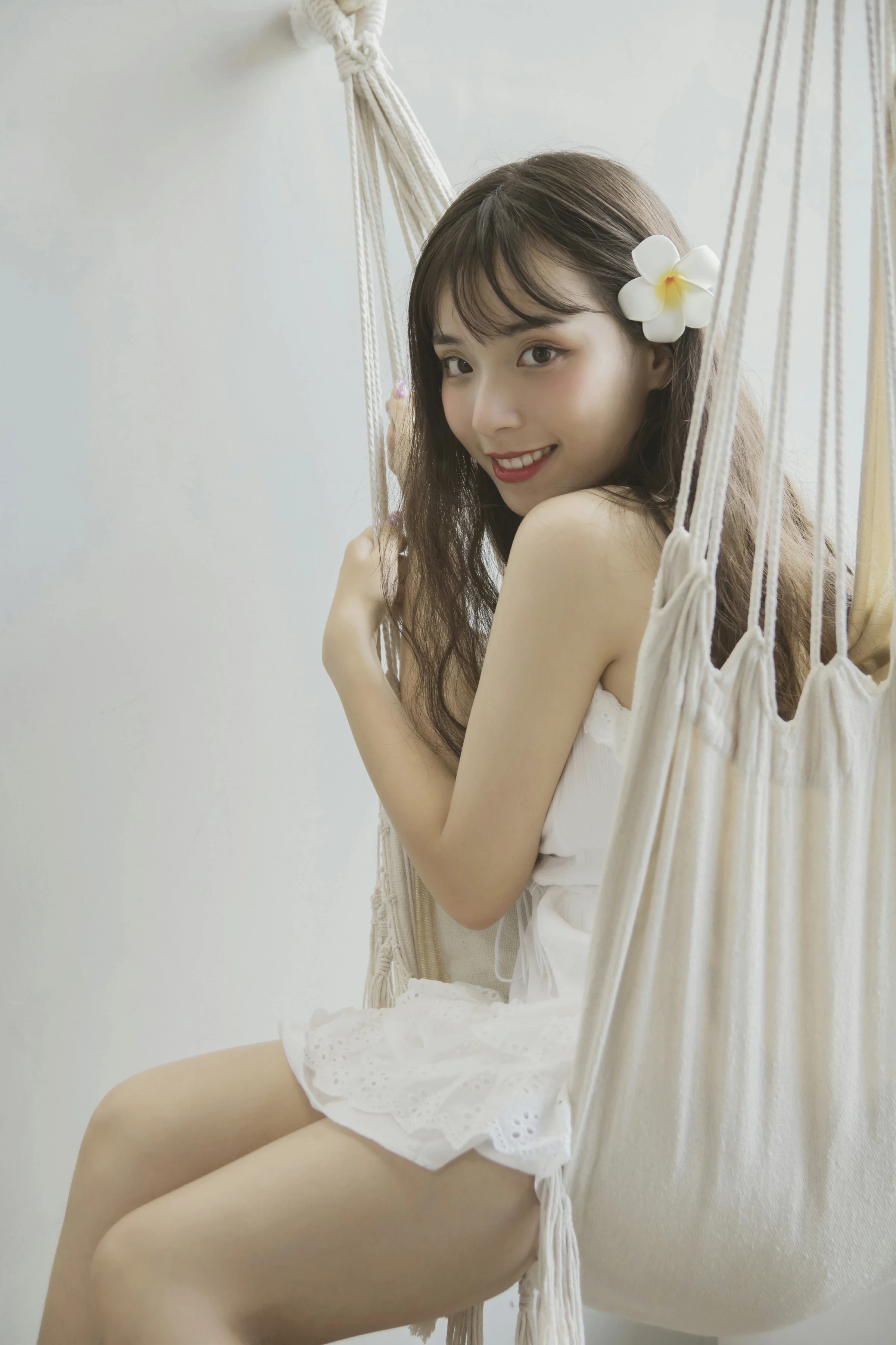 [YALAYI雅拉伊]No.357 我的高达女友 阿橙 白色吊带蕾丝连衣裙清纯可爱私房写真集第3张