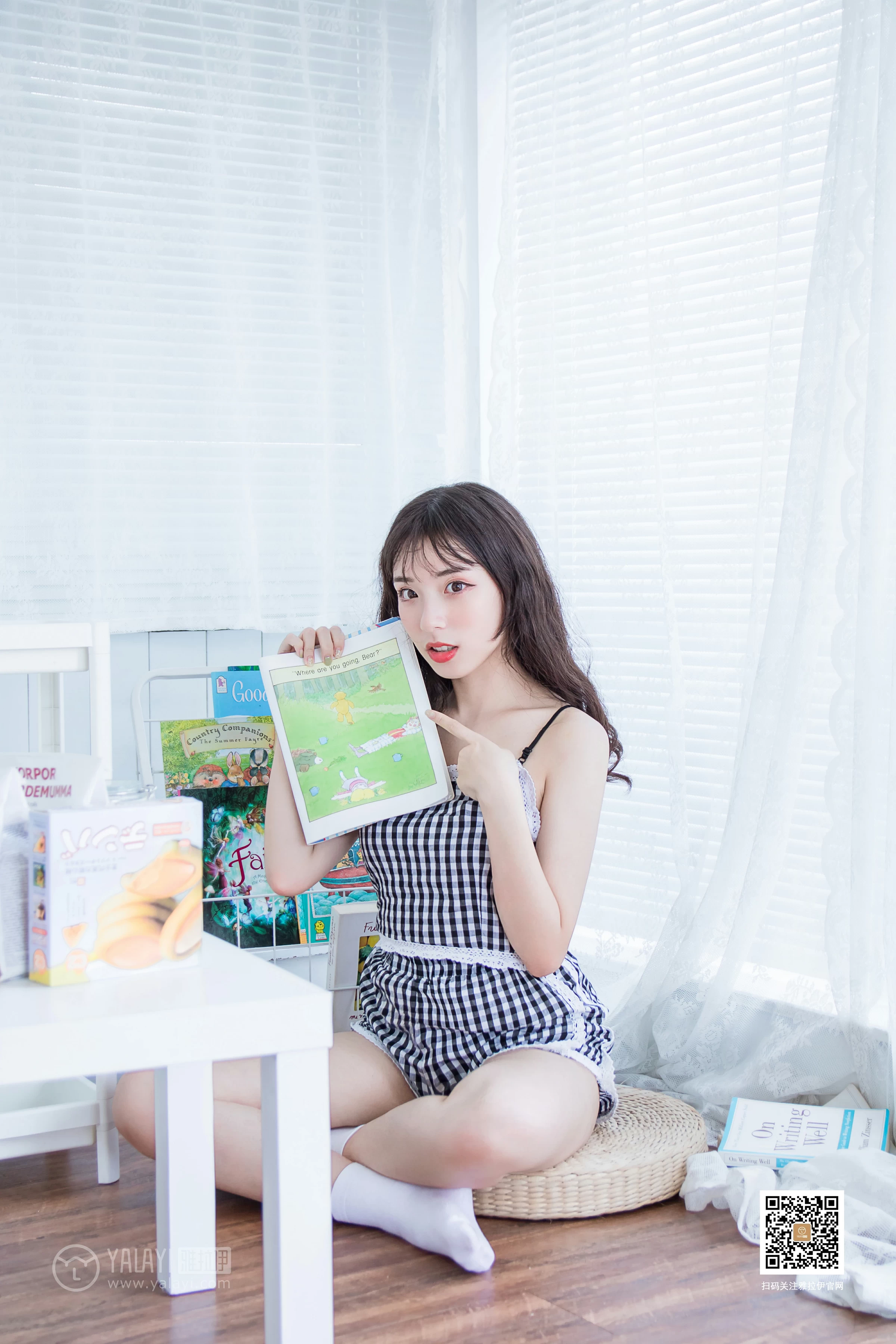 [YALAYI雅拉伊]No.369 一双白袜子 阿橙 吊带小背心加短裤性感私房写真集第11张