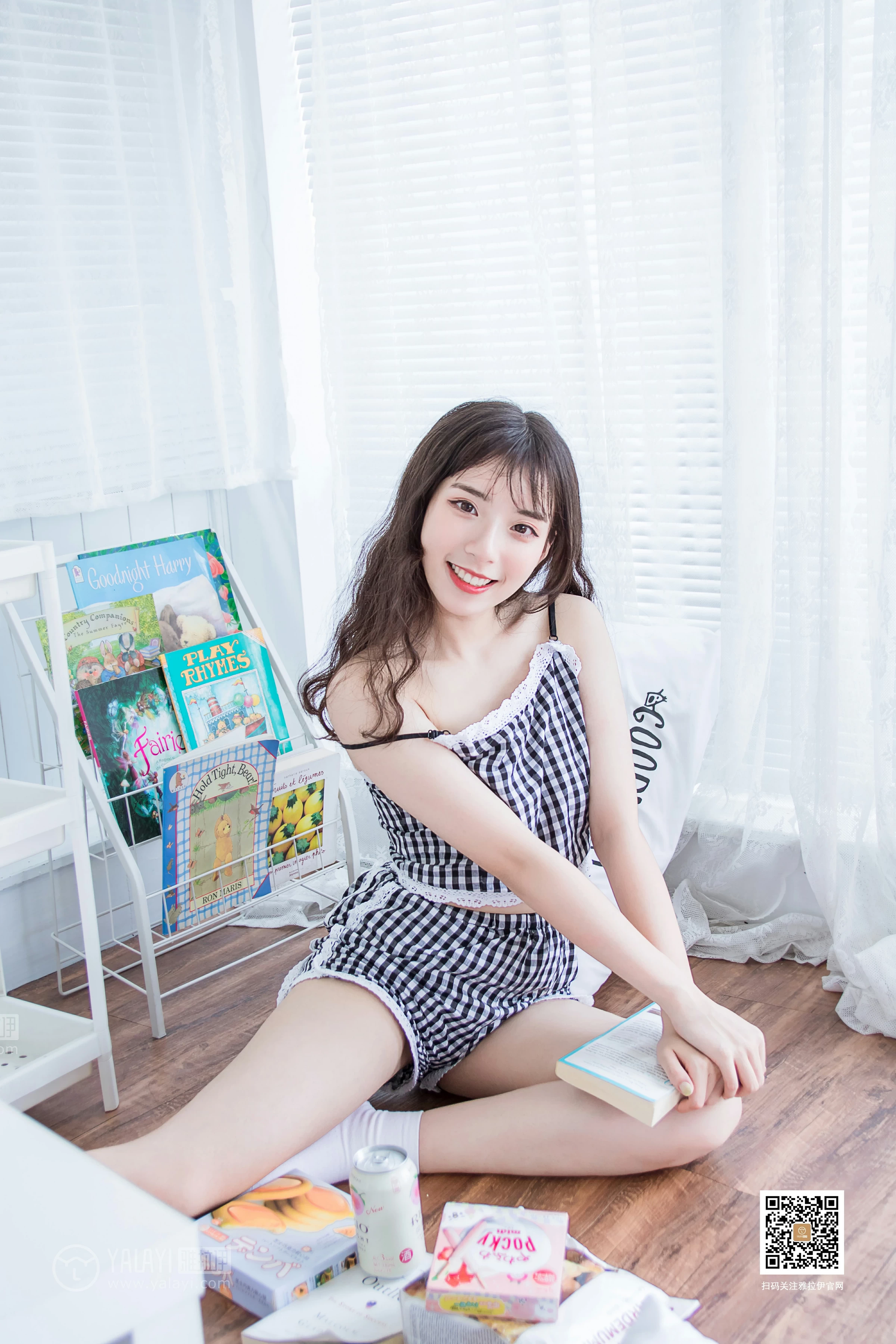 [YALAYI雅拉伊]No.369 一双白袜子 阿橙 吊带小背心加短裤性感私房写真集第14张