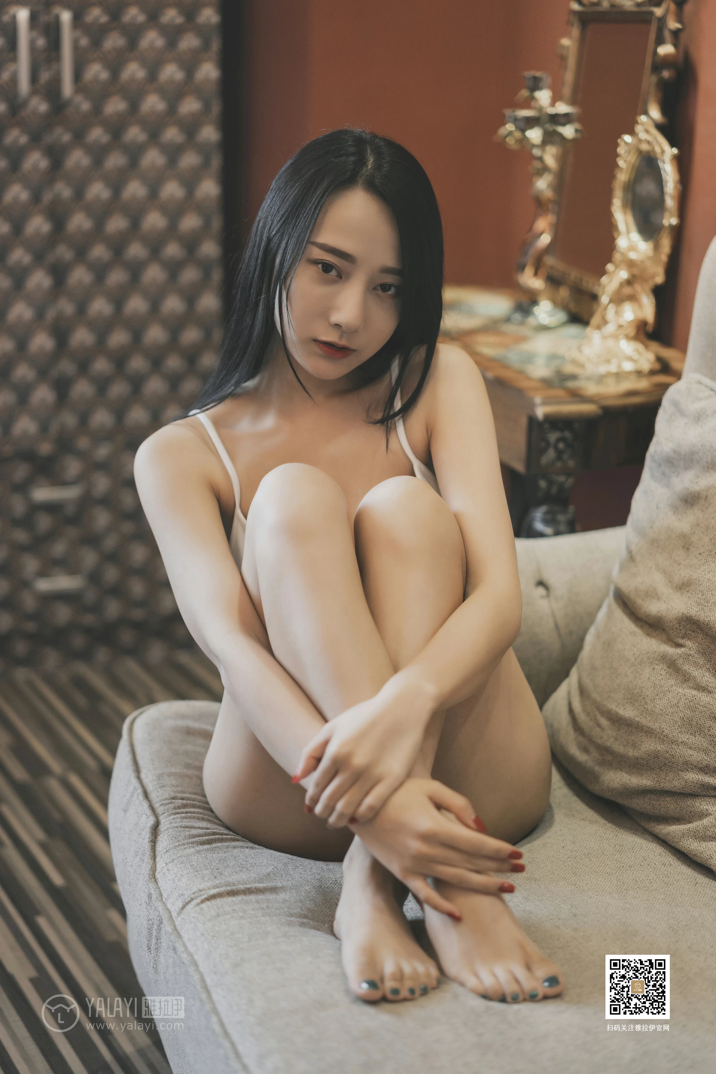 [YALAYI雅拉伊]No.363 女白领的私房照 何嘉颖 白色性感内衣居家私房写真集第2张