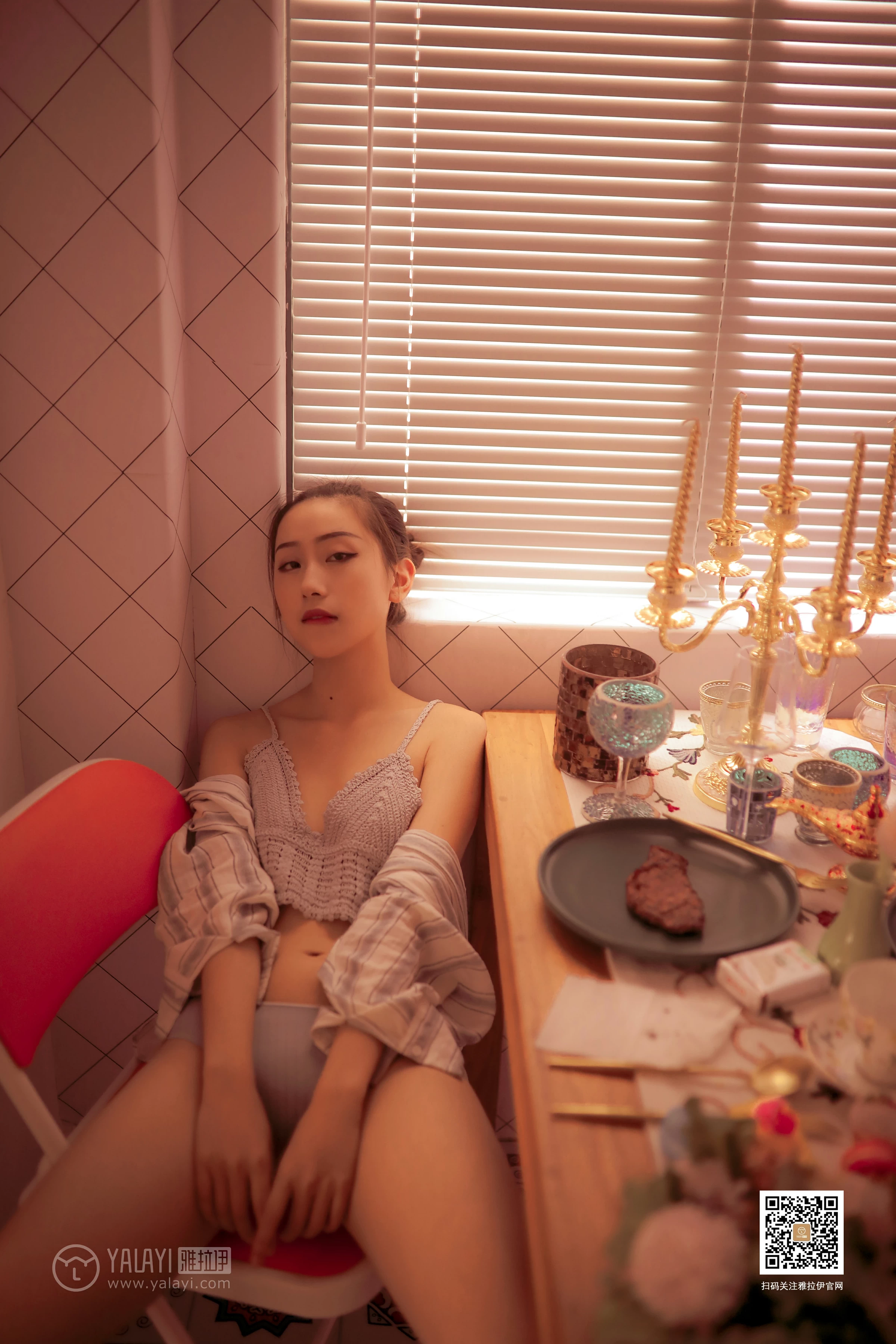 [YALAYI雅拉伊]No.365 情关难解 晓琪 黑色性感小背心与红色长裤加黑色内衣私房写真集第7张