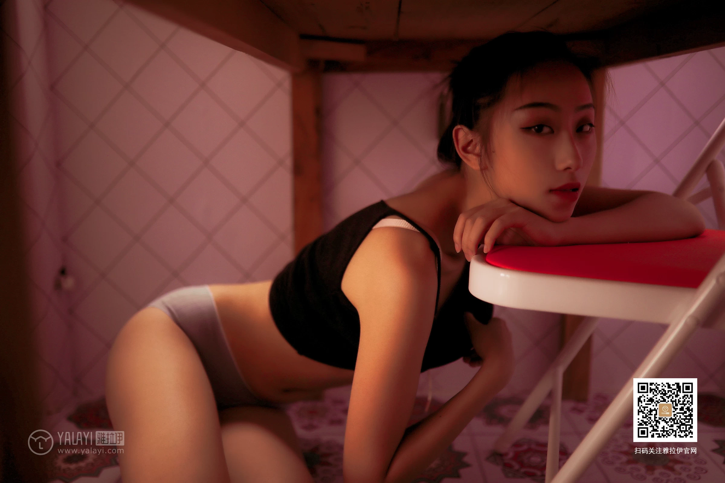 [YALAYI雅拉伊]No.365 情关难解 晓琪 黑色性感小背心与红色长裤加黑色内衣私房写真集第11张
