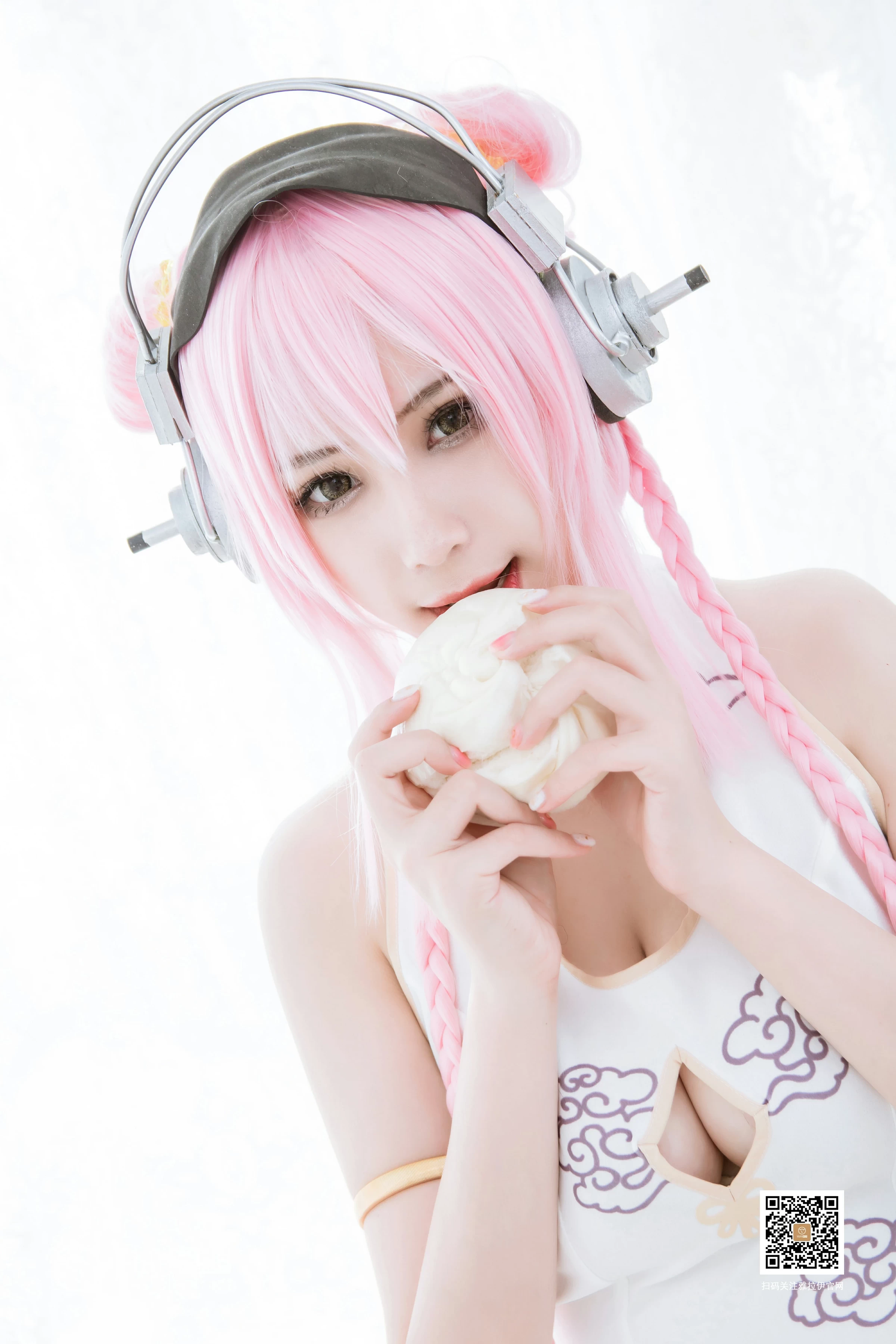 [YALAYI雅拉伊]No.376 超级索尼子 妮子 白色紧身情趣旗袍性感私房写真集第3张