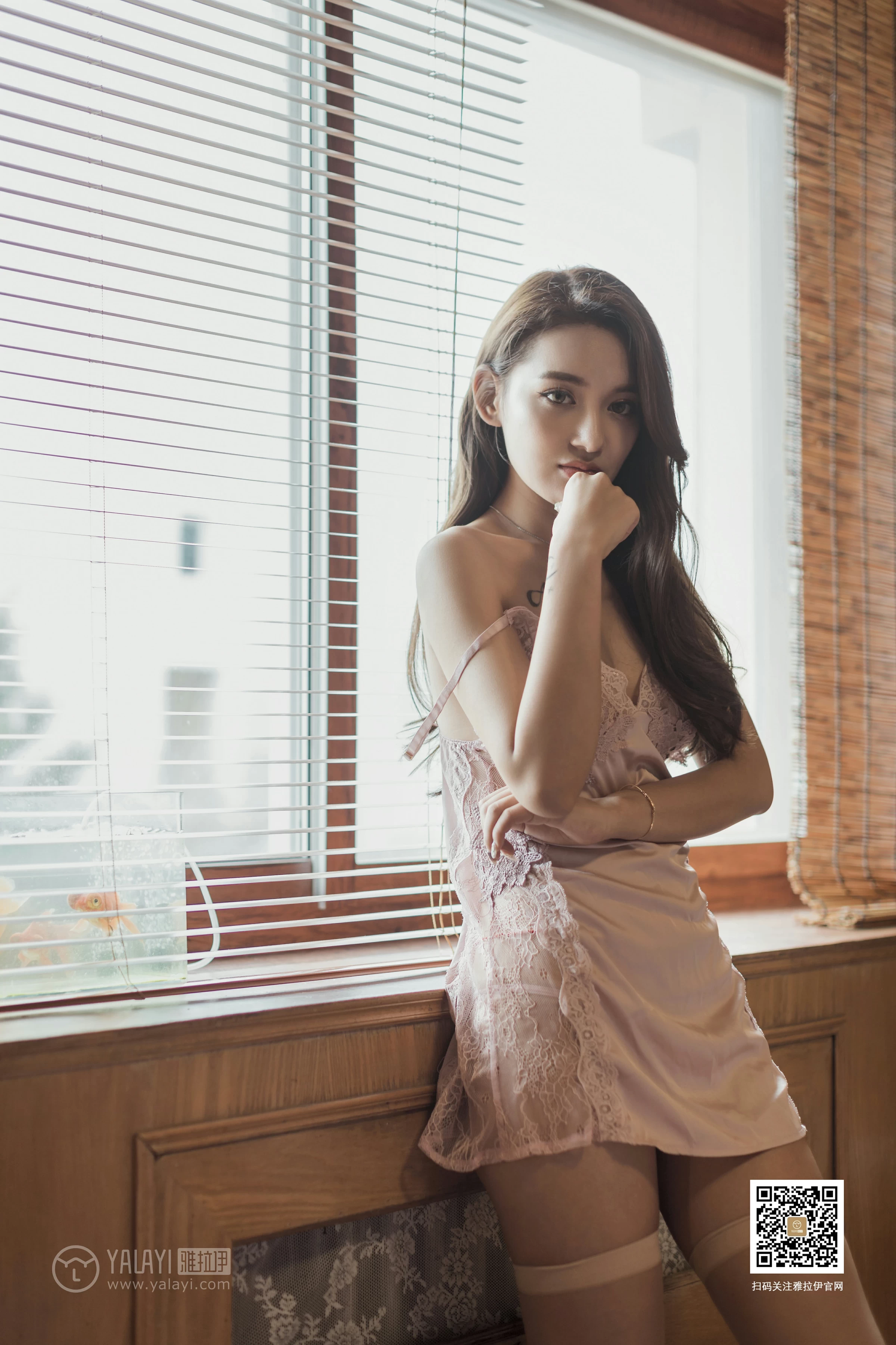[YALAYI雅拉伊]No.377 异域丝情 刘子炀 粉色蕾丝睡衣加肉色丝袜美腿性感私房写真集第2张