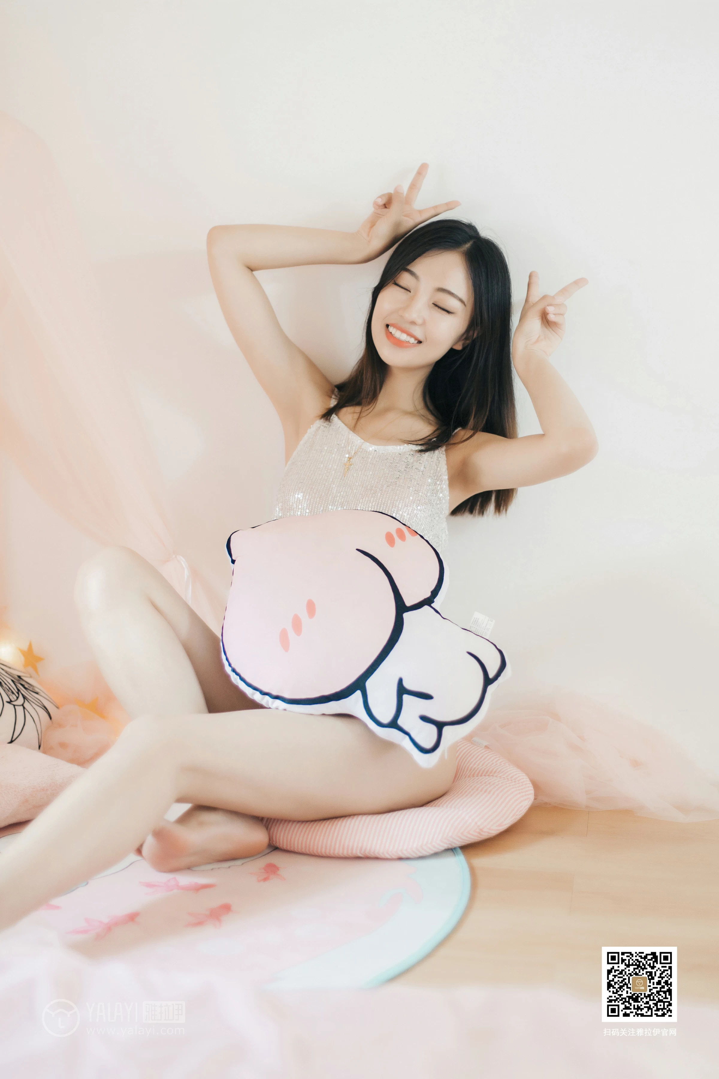 [YALAYI雅拉伊]No.374 心动的信号 高若童 银色性感小背心加白色情趣内裤私房写真集第3张