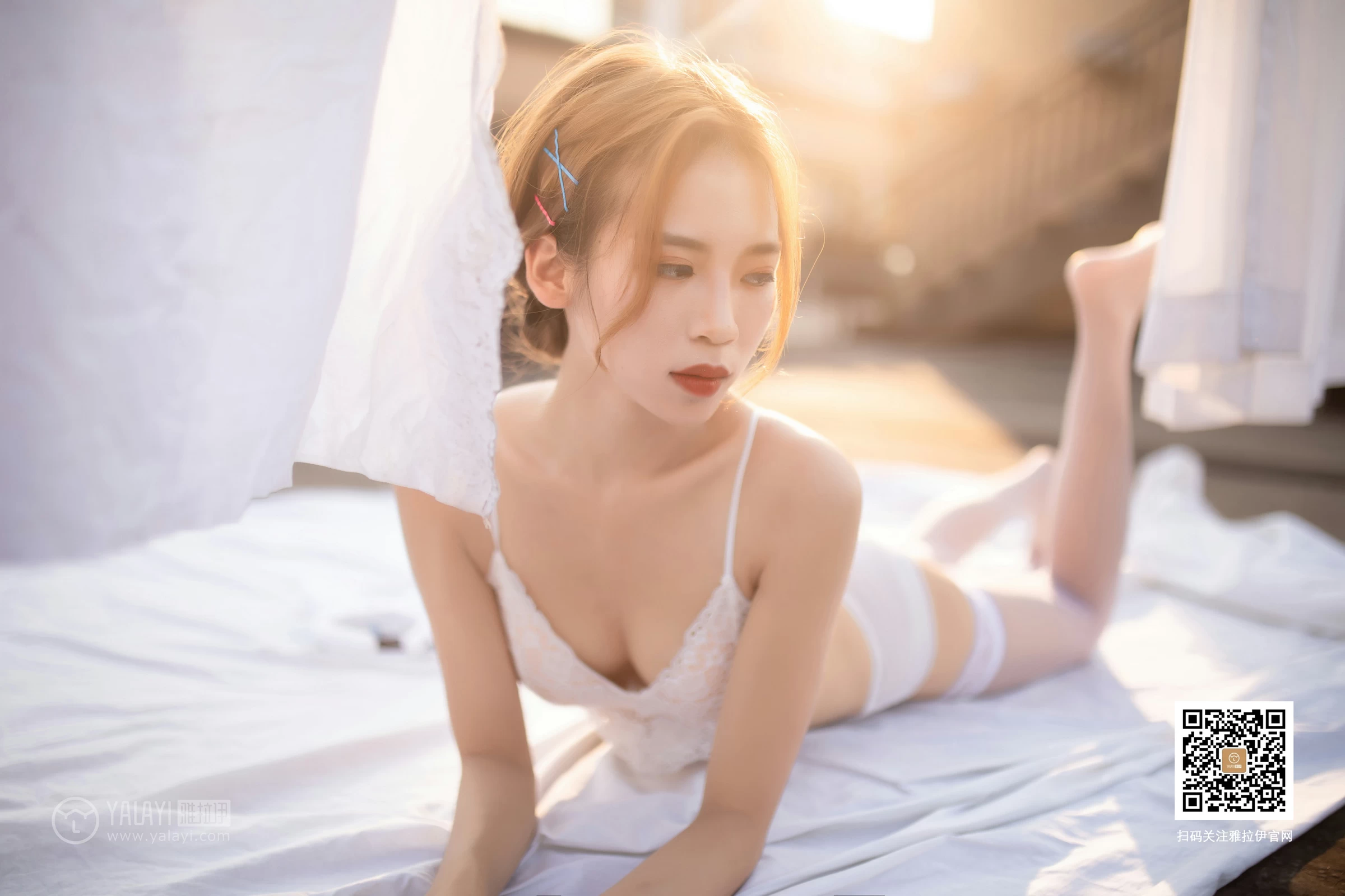 [YALAYI雅拉伊]No.378 天台上的丝语 丽雅 白色蕾丝镂空情趣内衣加白色丝袜美腿性感私房写真集第2张