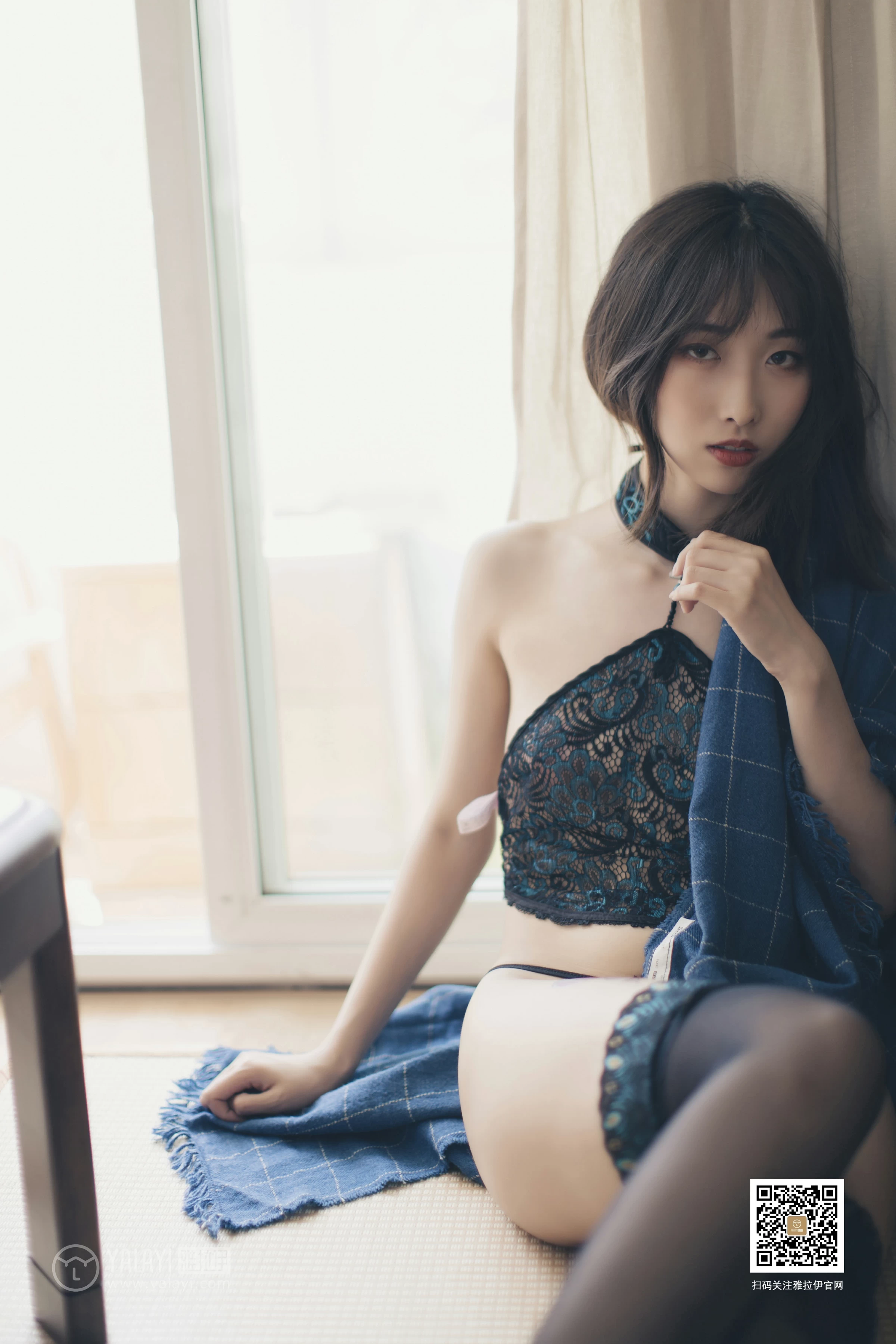 [YALAYI雅拉伊]No.393 丝情袜意 佳佳 情趣透视镂空肚兜加黑色丝袜美腿性感私房写真集第6张