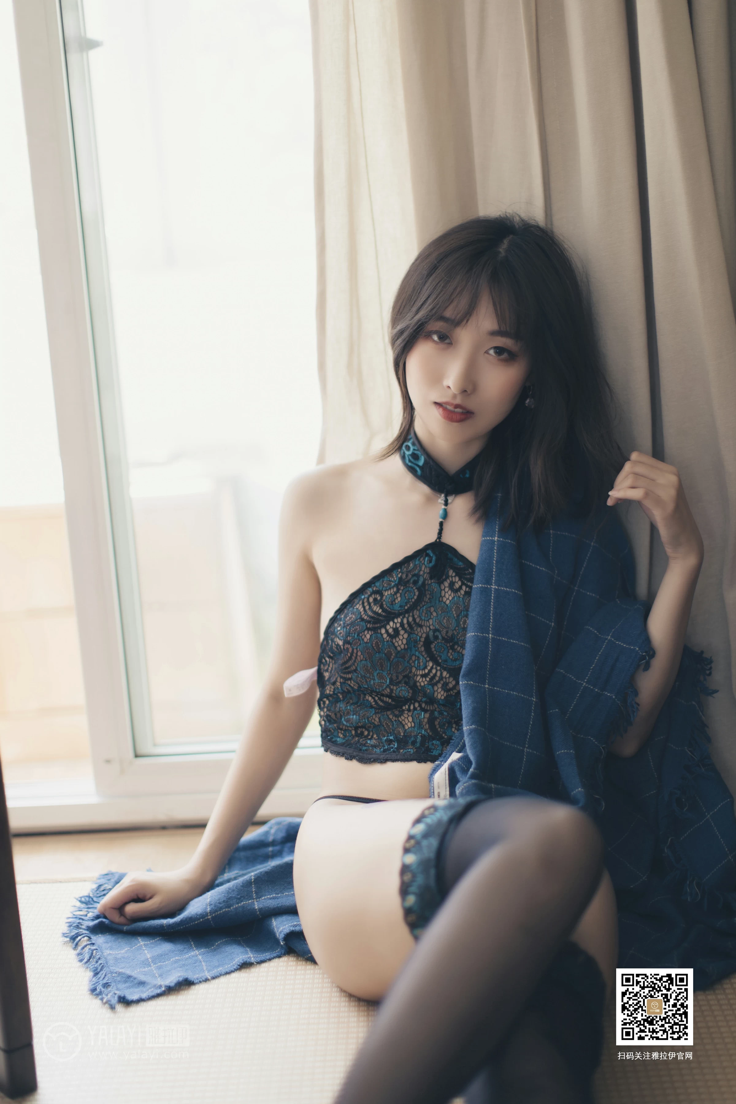 [YALAYI雅拉伊]No.393 丝情袜意 佳佳 情趣透视镂空肚兜加黑色丝袜美腿性感私房写真集第6张