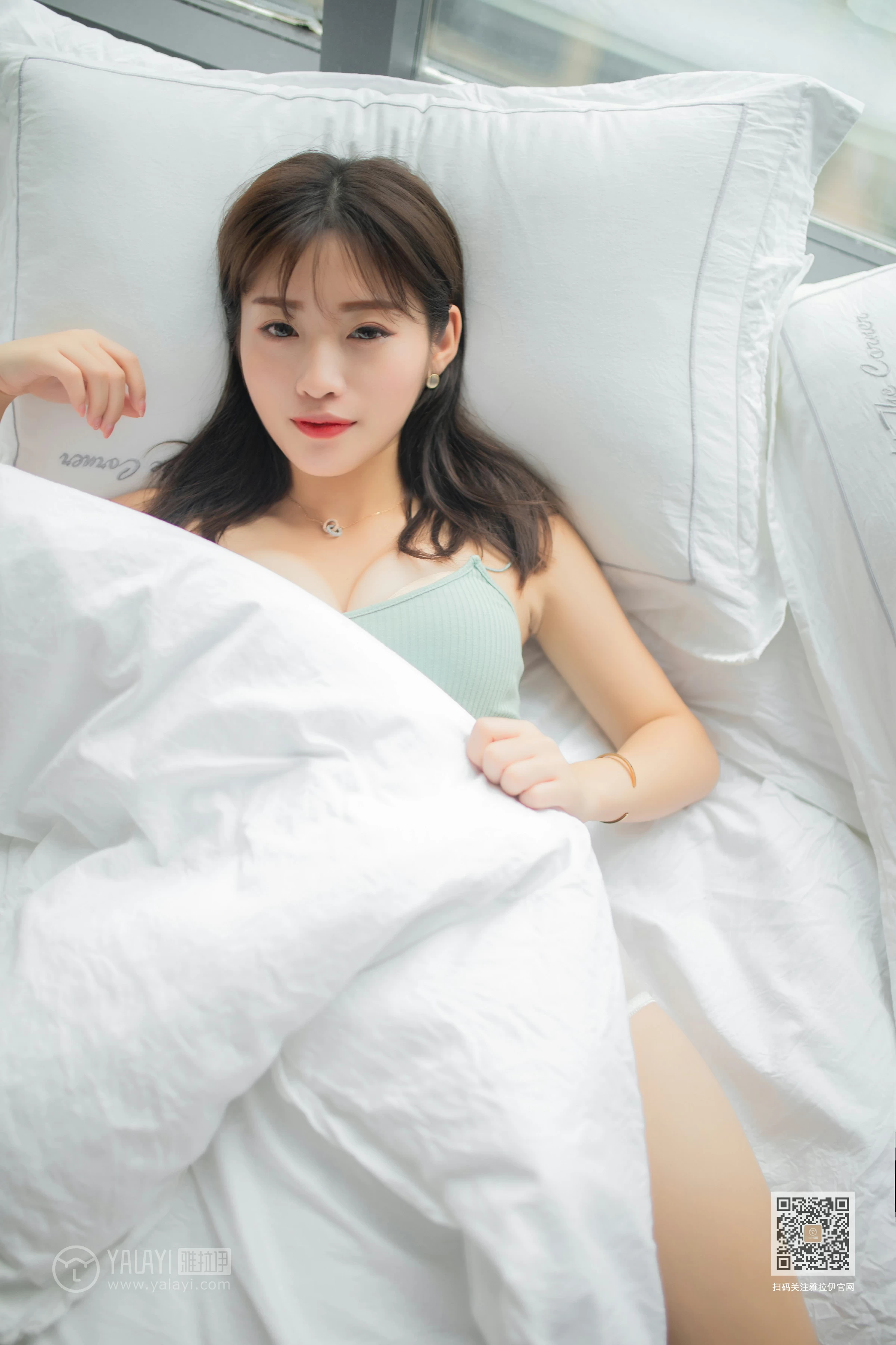 [YALAYI雅拉伊]No.396 少女心事 朵朵 淡蓝色性感小背心加白色蕾丝内裤私房写真集第9张