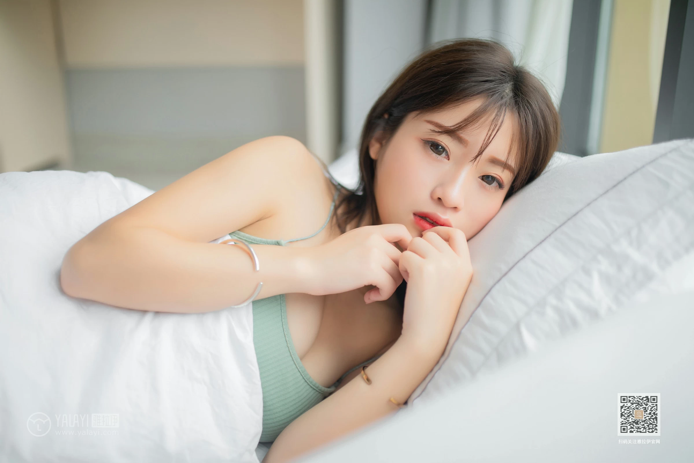 [YALAYI雅拉伊]No.396 少女心事 朵朵 淡蓝色性感小背心加白色蕾丝内裤私房写真集第12张