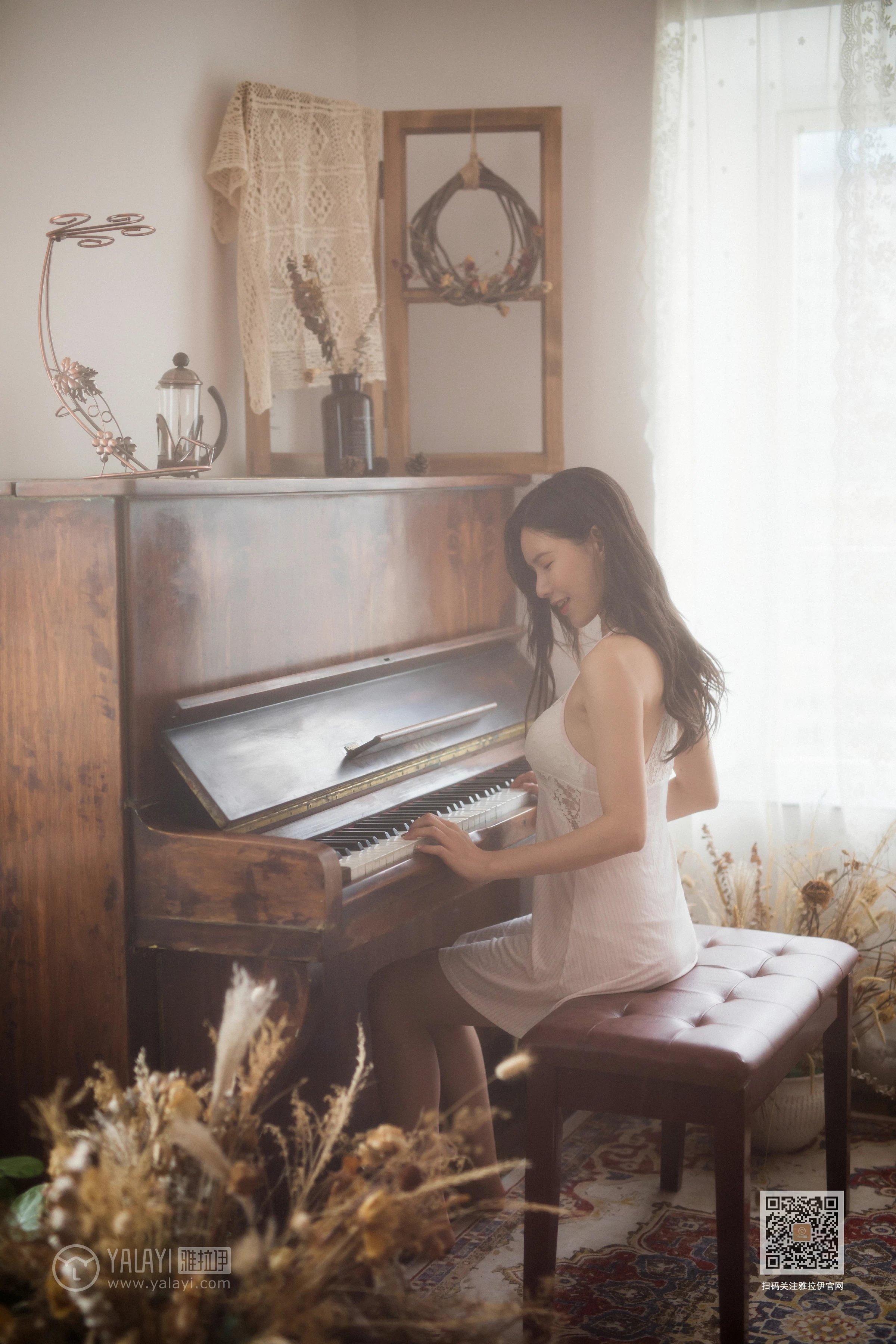 [YALAYI雅拉伊]No.400 想念你 瑶瑶 白色吊带蕾丝睡衣裙居家性感私房写真集第1张