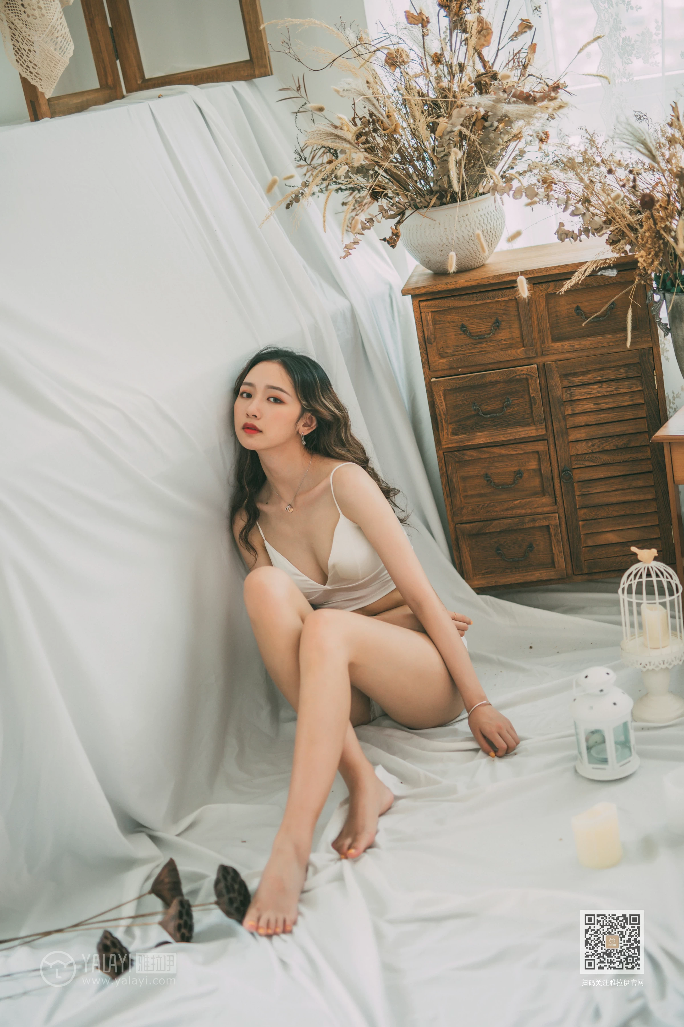 [YALAYI雅拉伊]Vol.408 写生模特 晓琳 白色透视睡衣加白色内衣性感私房写真集第8张
