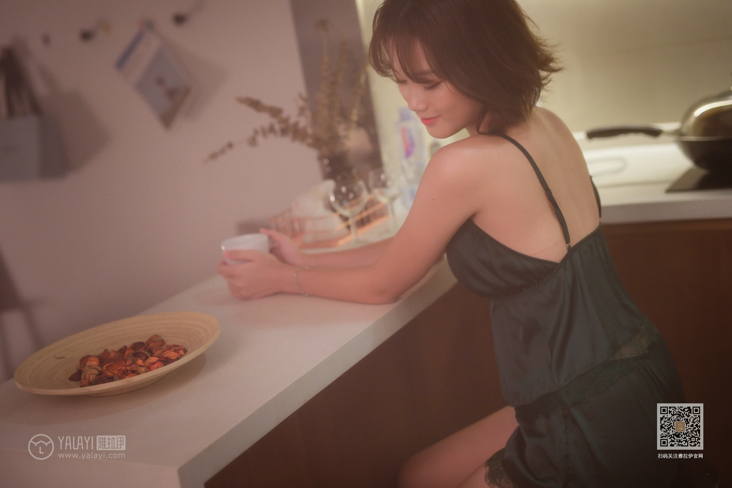[YALAYI雅拉伊]Vol.412 特技小厨娘 良子 吊带睡衣加蕾丝短裤性感私房写真集第2张