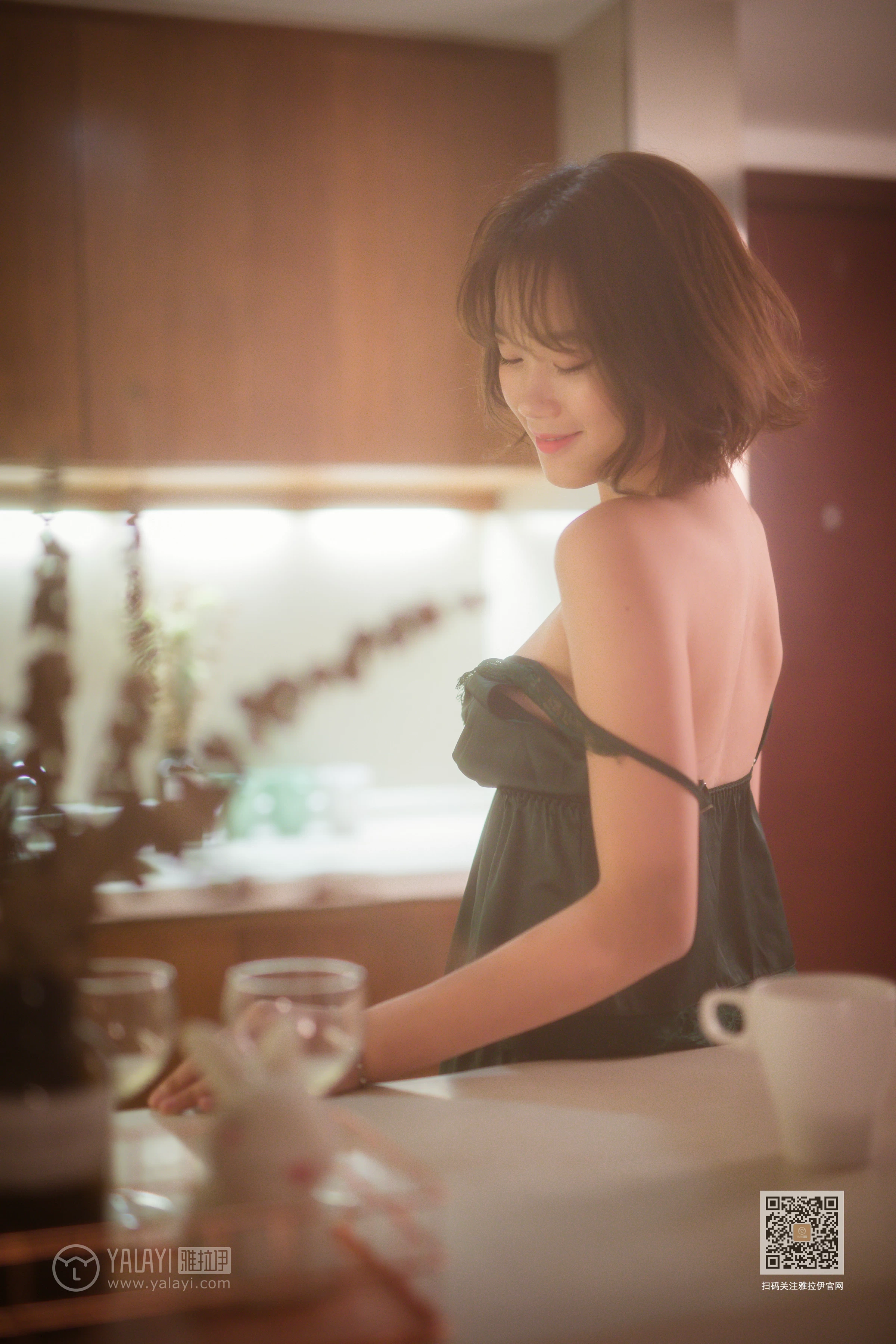 [YALAYI雅拉伊]Vol.412 特技小厨娘 良子 吊带睡衣加蕾丝短裤性感私房写真集第4张