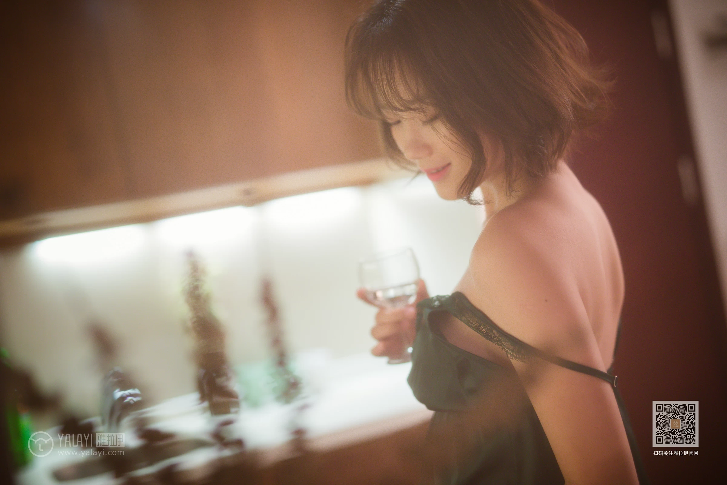 [YALAYI雅拉伊]Vol.412 特技小厨娘 良子 吊带睡衣加蕾丝短裤性感私房写真集第5张