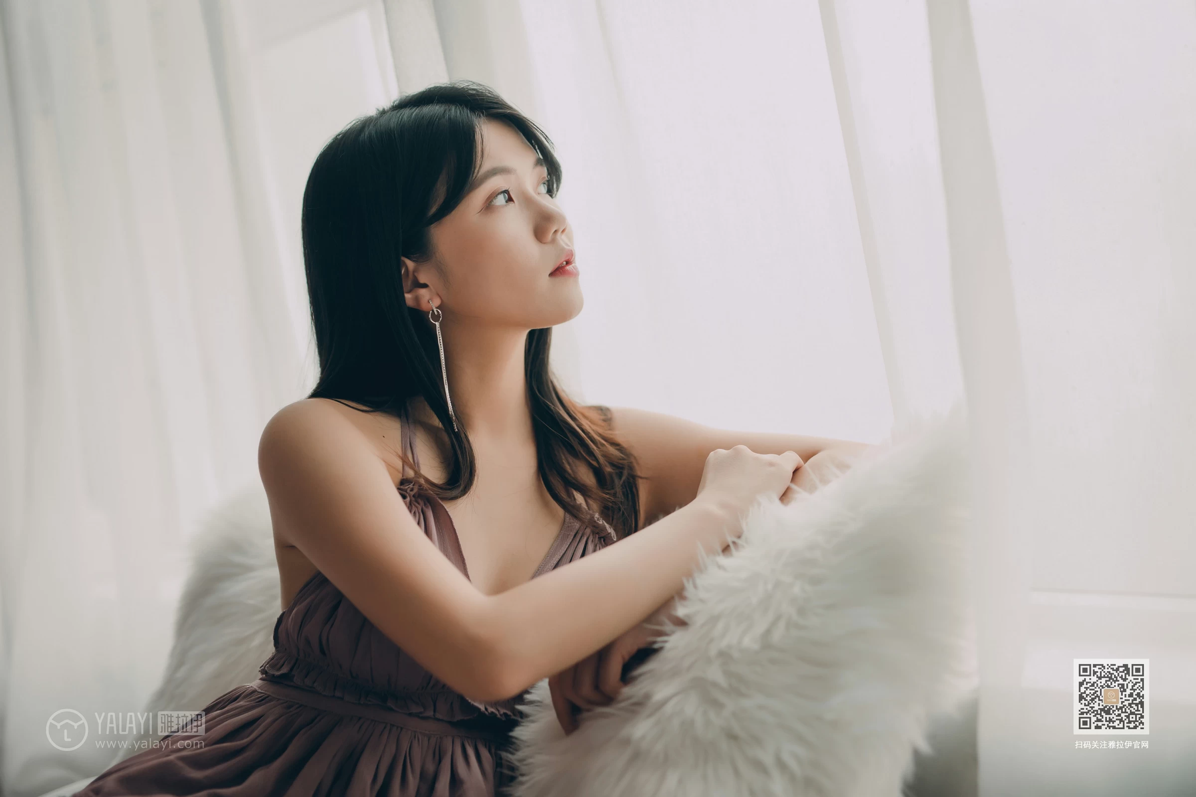 [YALAYI雅拉伊]Vol.414 缠绵 倪倪 棕色吊带睡衣裙居家性感私房写真集第2张