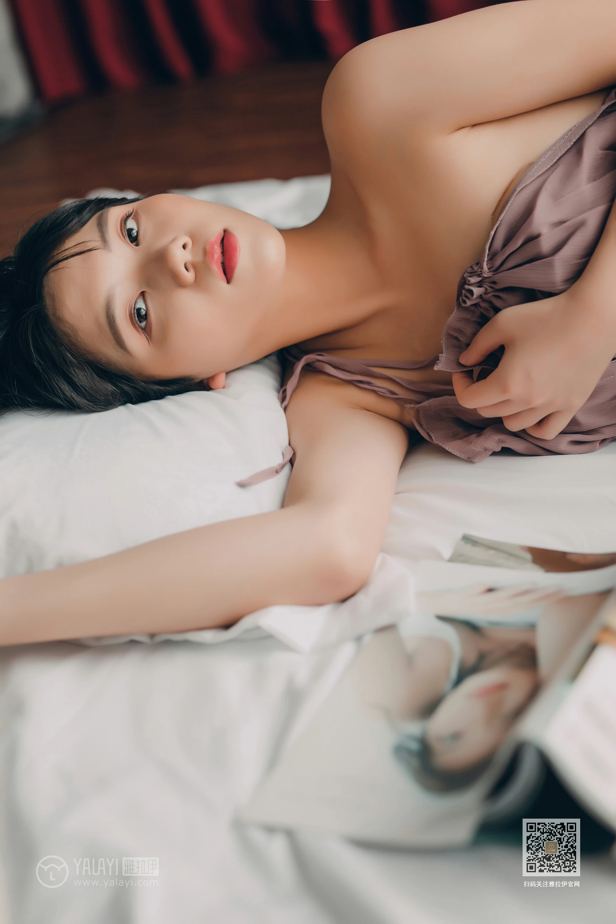 [YALAYI雅拉伊]Vol.414 缠绵 倪倪 棕色吊带睡衣裙居家性感私房写真集第11张