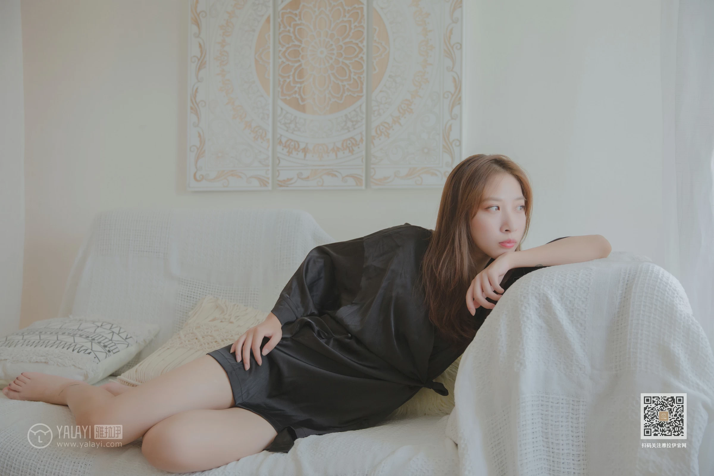 [YALAYI雅拉伊]Vol.416 白加黑 蓝心 黑色真丝睡衣加黑色蕾丝内衣性感私房写真集第2张