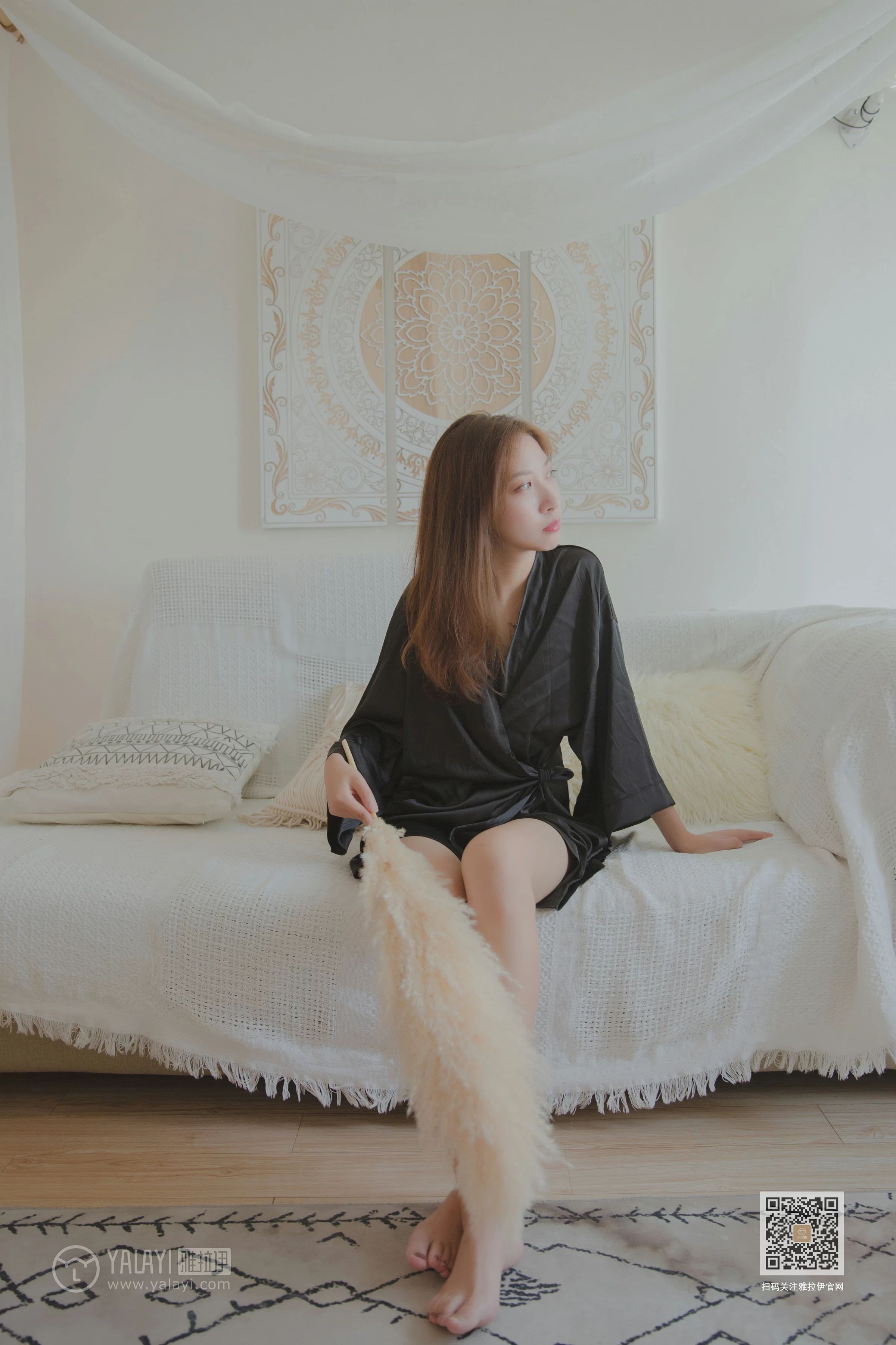 [YALAYI雅拉伊]Vol.416 白加黑 蓝心 黑色真丝睡衣加黑色蕾丝内衣性感私房写真集第4张