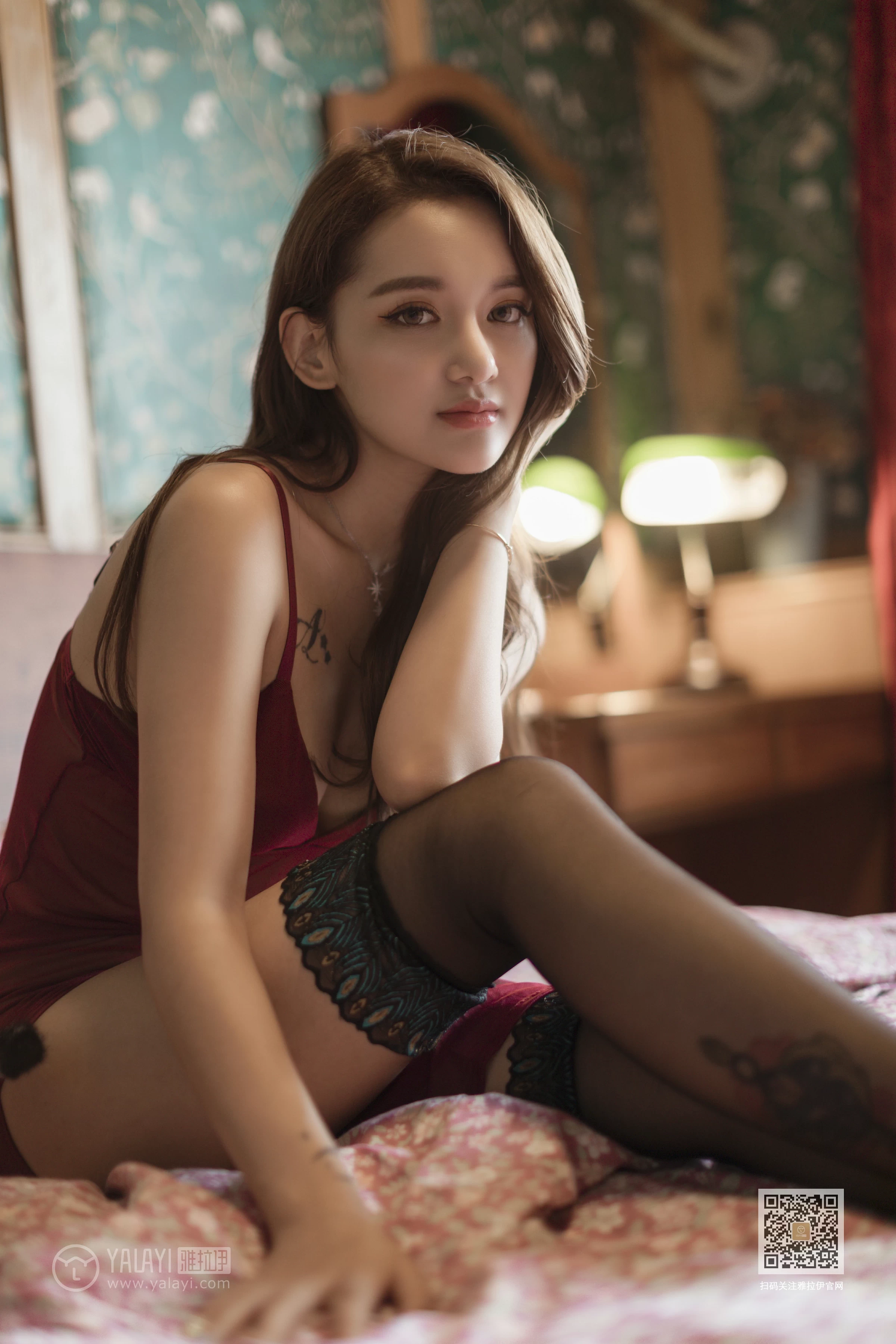 [YALAYI雅拉伊]Vol.417 藏红花 刘子炀 红色吊带透视睡衣裙加黑色丝袜美腿性感私房写真集第12张