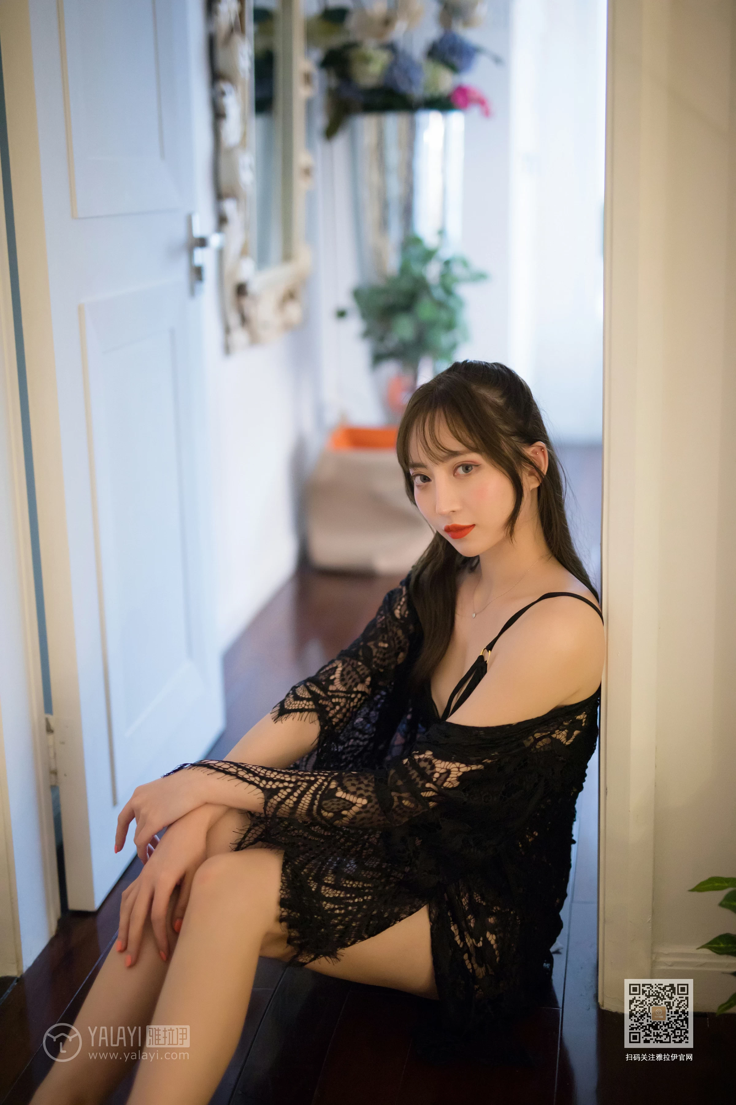 [YALAYI雅拉伊]Vol.435 现代白雪公主 黑色透视镂空睡衣加黑色蕾丝内衣性感私房写真集第3张
