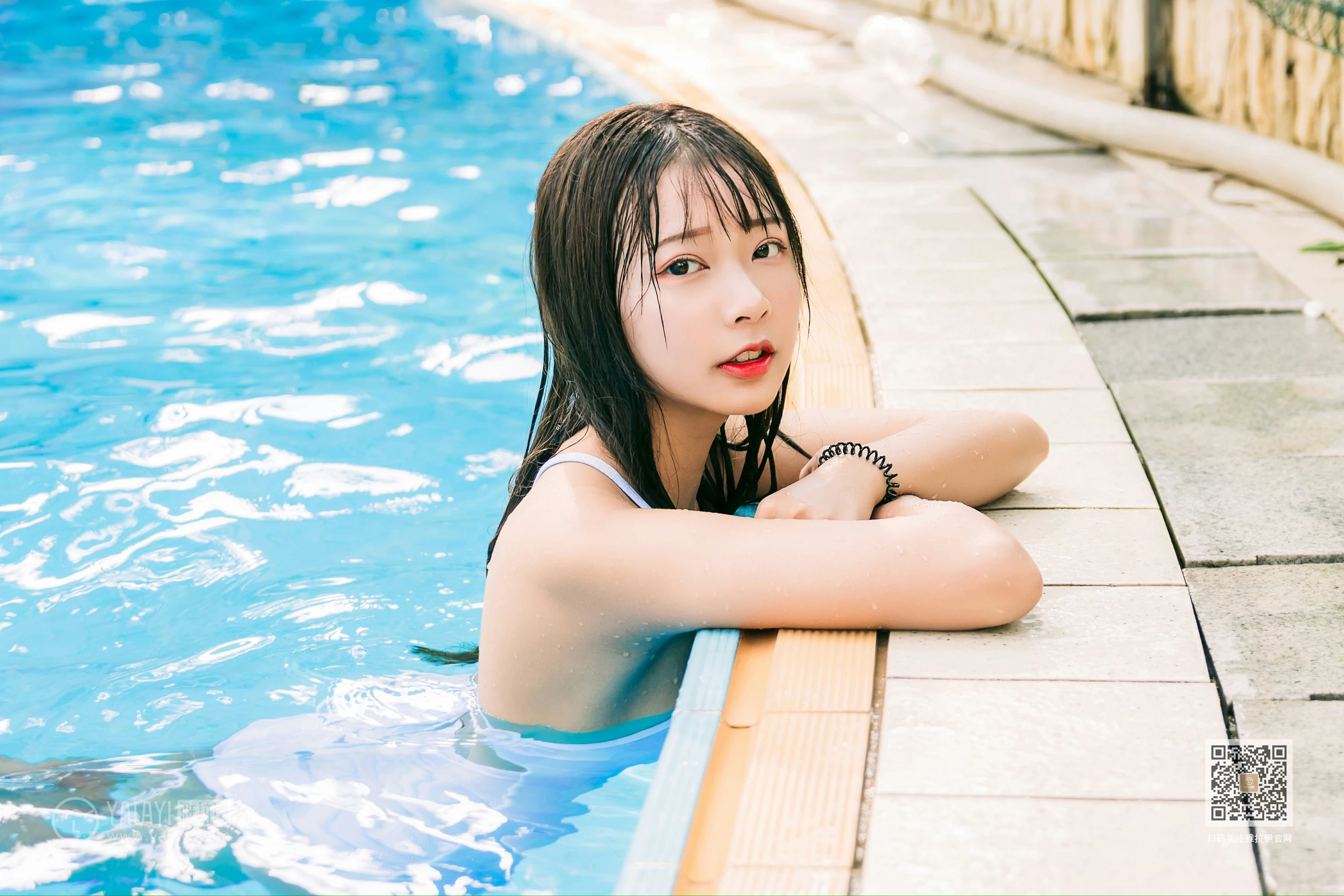 [YALAYI雅拉伊]Vol.437 夏日回憶 阿禾 蓝色连体比基尼泳装性感私房写真集第11张