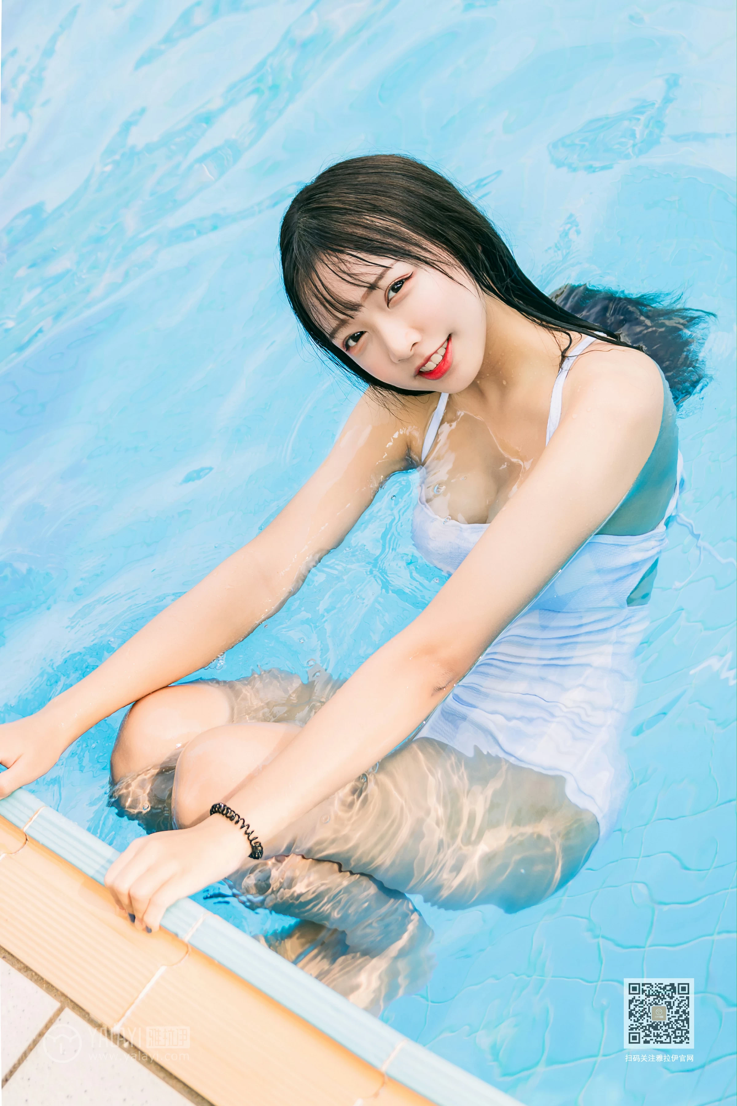 [YALAYI雅拉伊]Vol.437 夏日回憶 阿禾 蓝色连体比基尼泳装性感私房写真集第12张