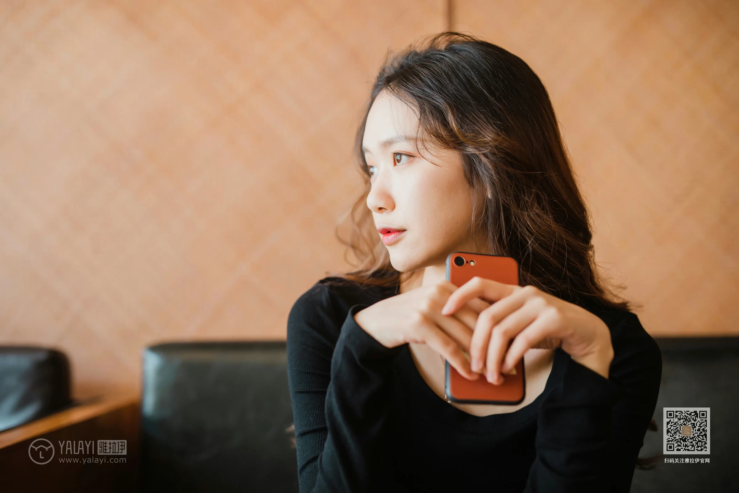 [YALAYI雅拉伊]Vol.484 陪你逛街 晓琳 黑色紧身上衣加牛仔短裤性感私房写真集第5张