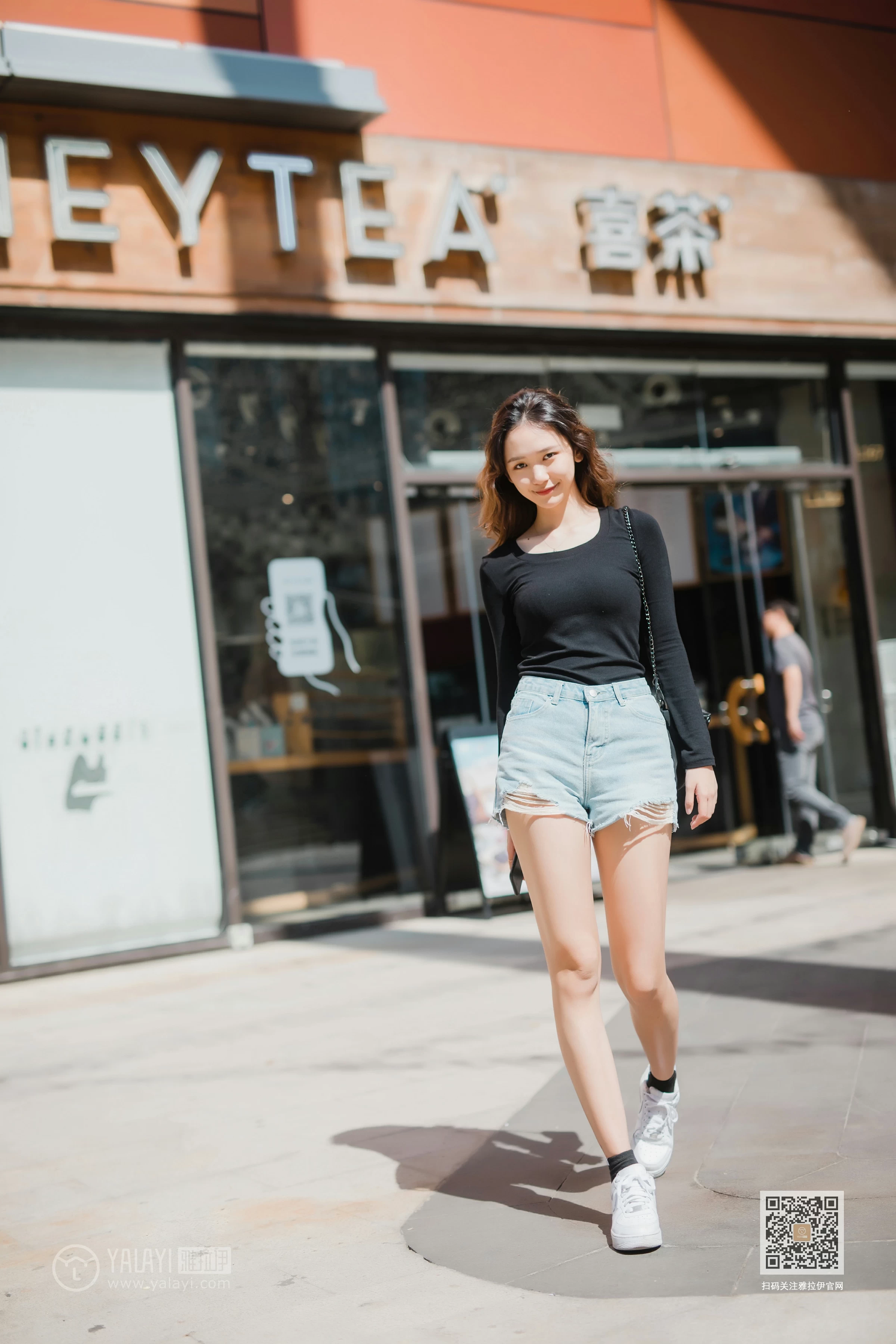 [YALAYI雅拉伊]Vol.484 陪你逛街 晓琳 黑色紧身上衣加牛仔短裤性感私房写真集第6张