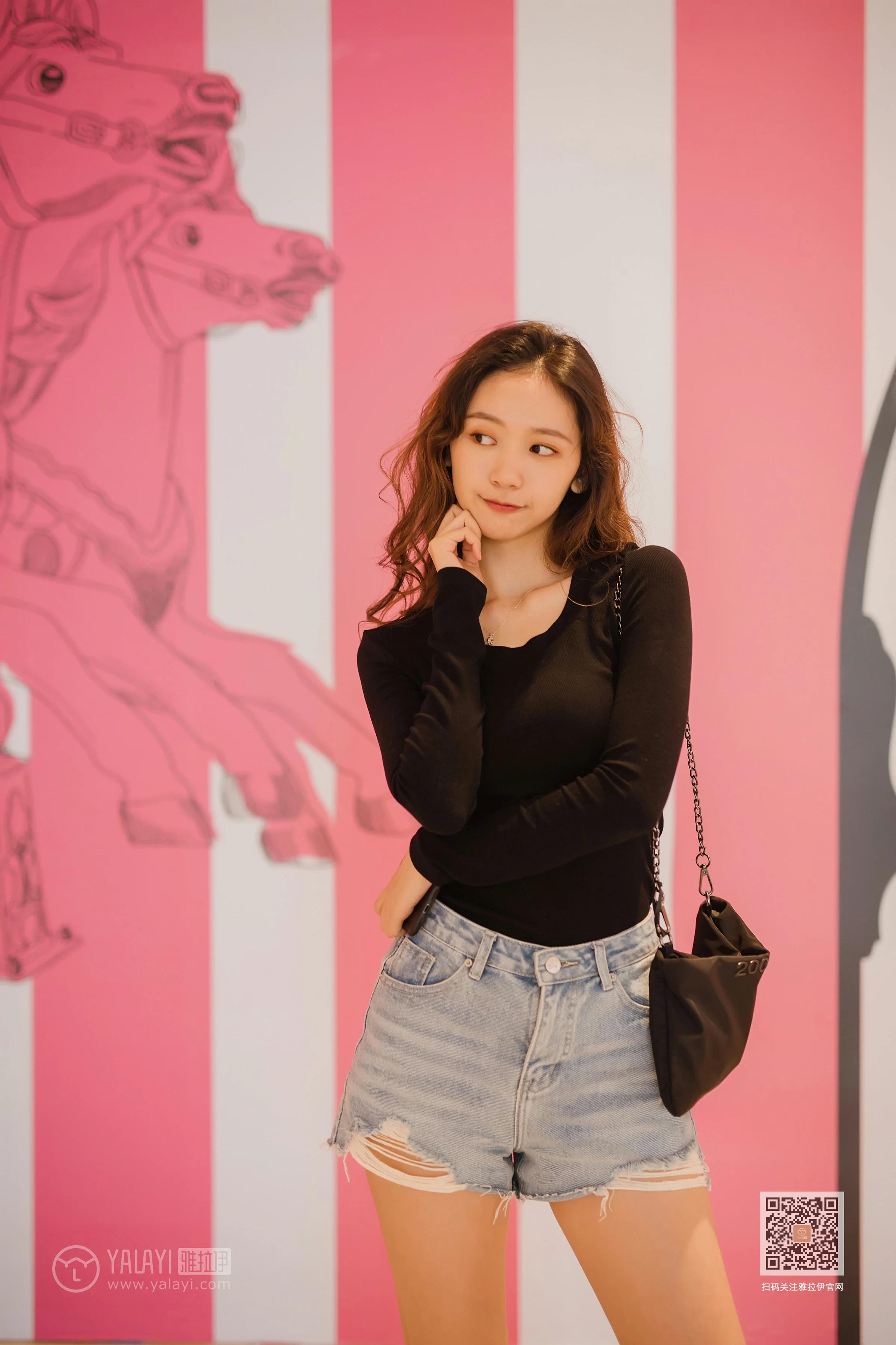 [YALAYI雅拉伊]Vol.484 陪你逛街 晓琳 黑色紧身上衣加牛仔短裤性感私房写真集第7张