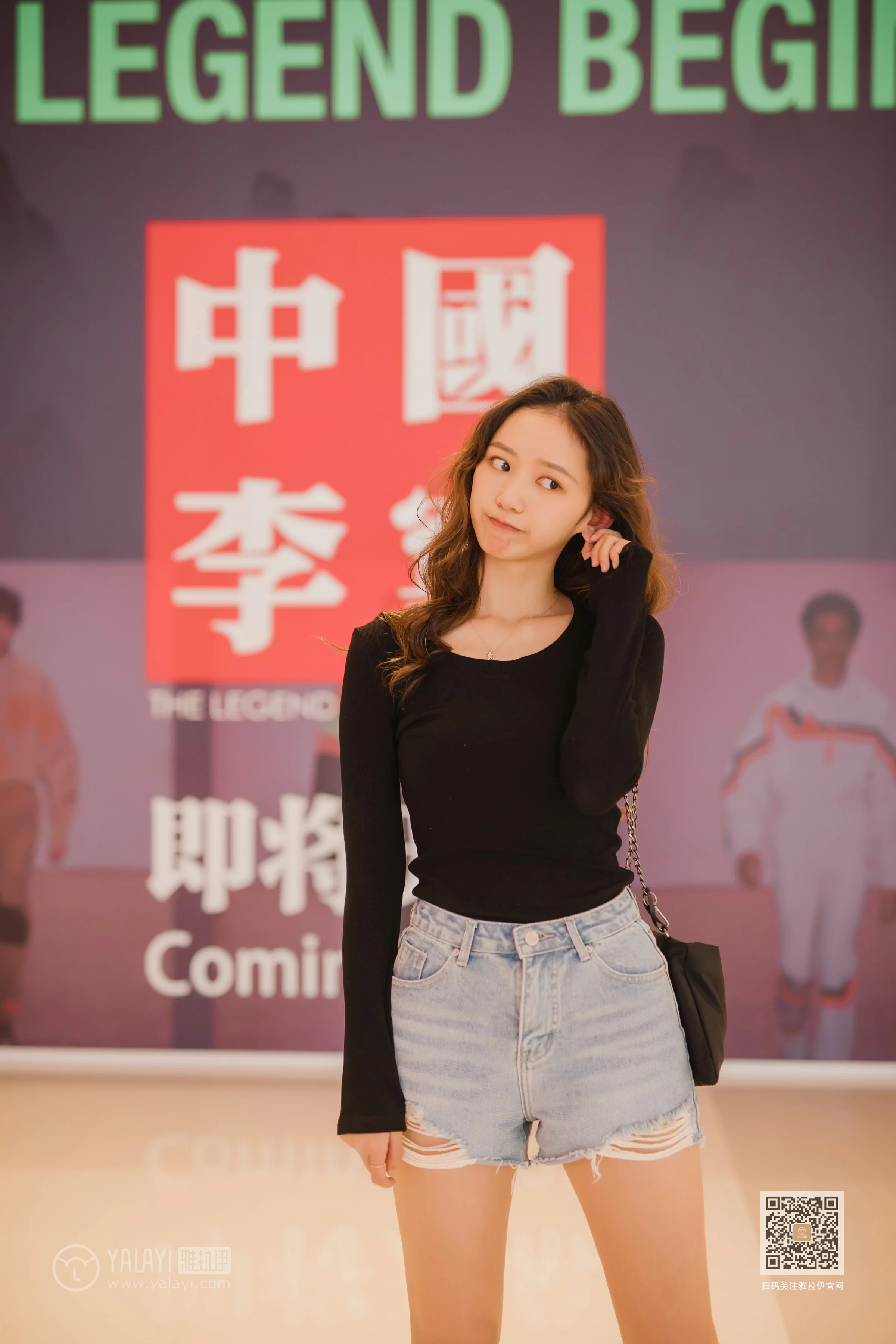 [YALAYI雅拉伊]Vol.484 陪你逛街 晓琳 黑色紧身上衣加牛仔短裤性感私房写真集第13张