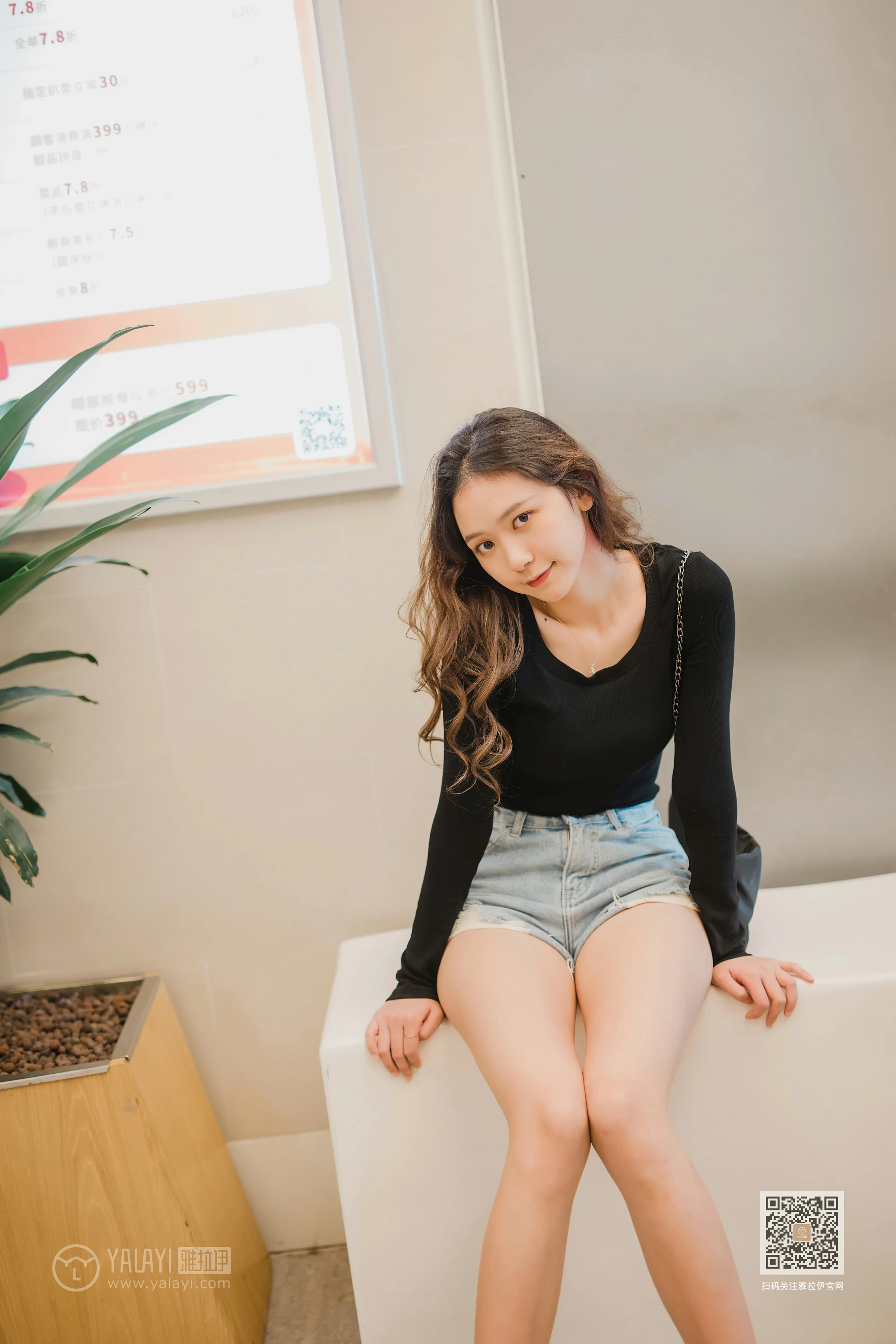 [YALAYI雅拉伊]Vol.484 陪你逛街 晓琳 黑色紧身上衣加牛仔短裤性感私房写真集第14张