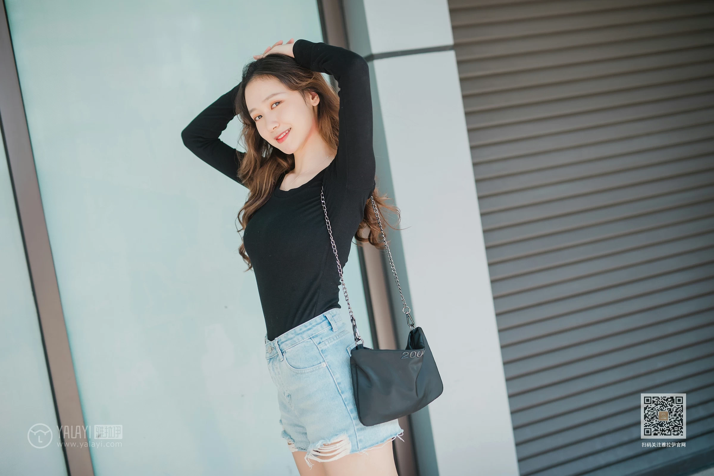 [YALAYI雅拉伊]Vol.484 陪你逛街 晓琳 黑色紧身上衣加牛仔短裤性感私房写真集第16张