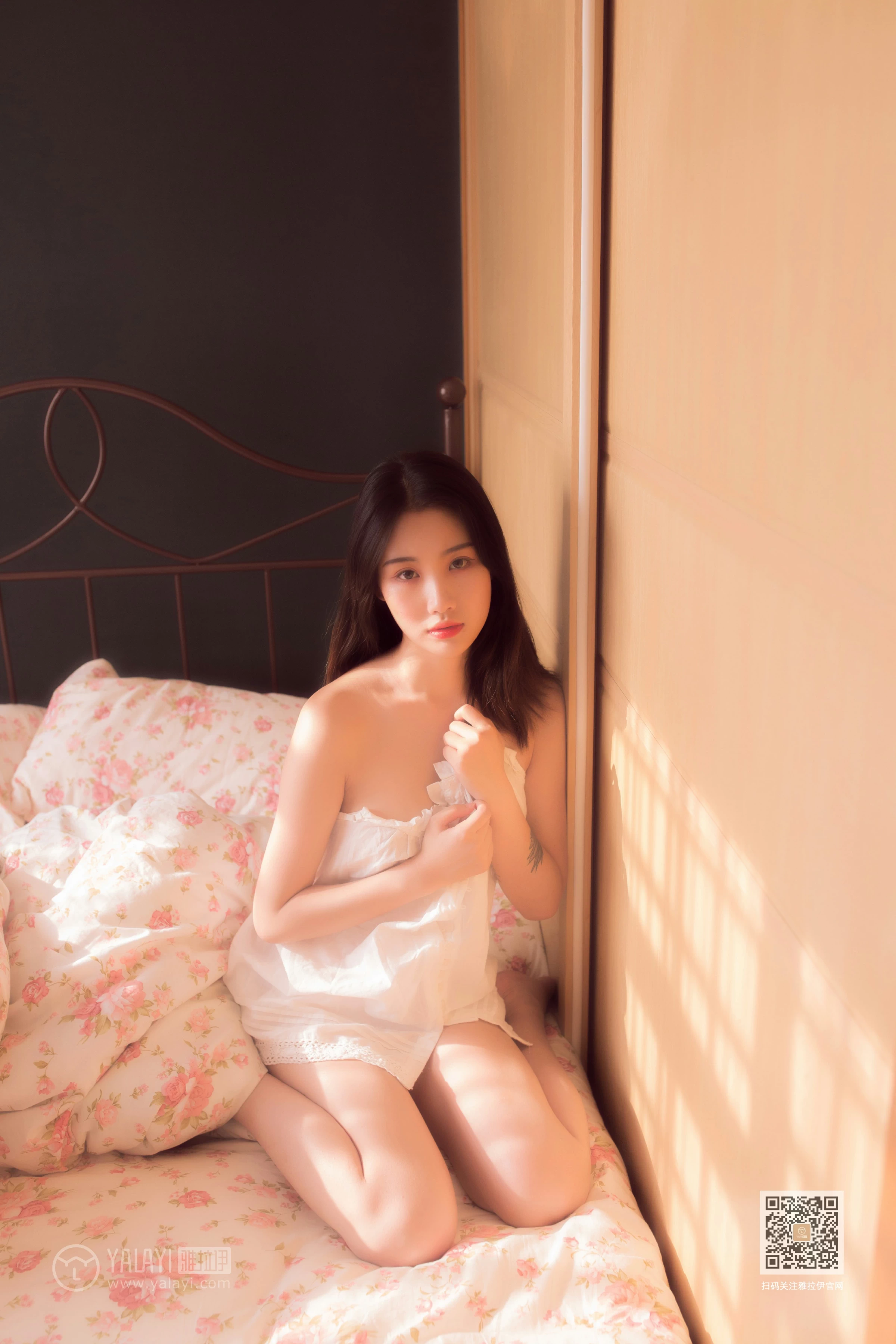 [YALAYI雅拉伊]Vol.493 爱于黄昏后 籹籹仔 白色吊带睡衣居家性感私房写真集第7张