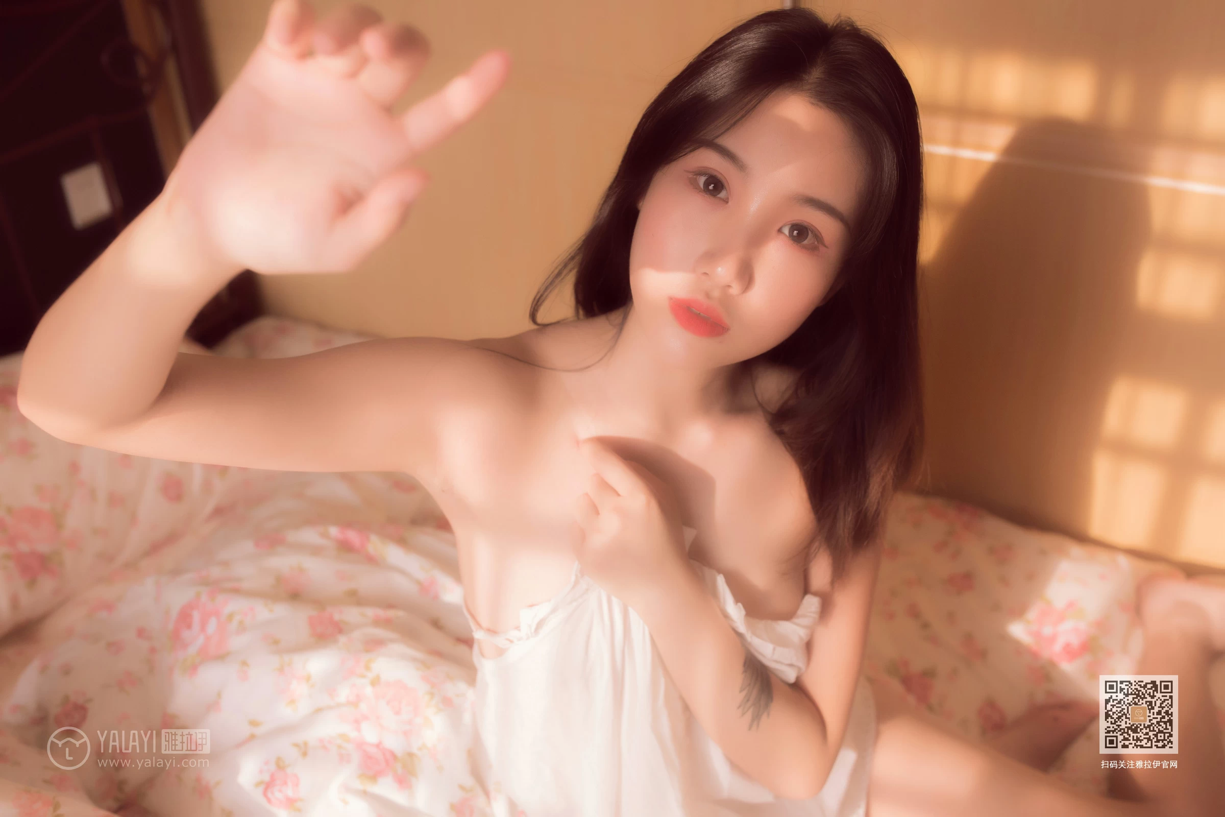 [YALAYI雅拉伊]Vol.493 爱于黄昏后 籹籹仔 白色吊带睡衣居家性感私房写真集第8张