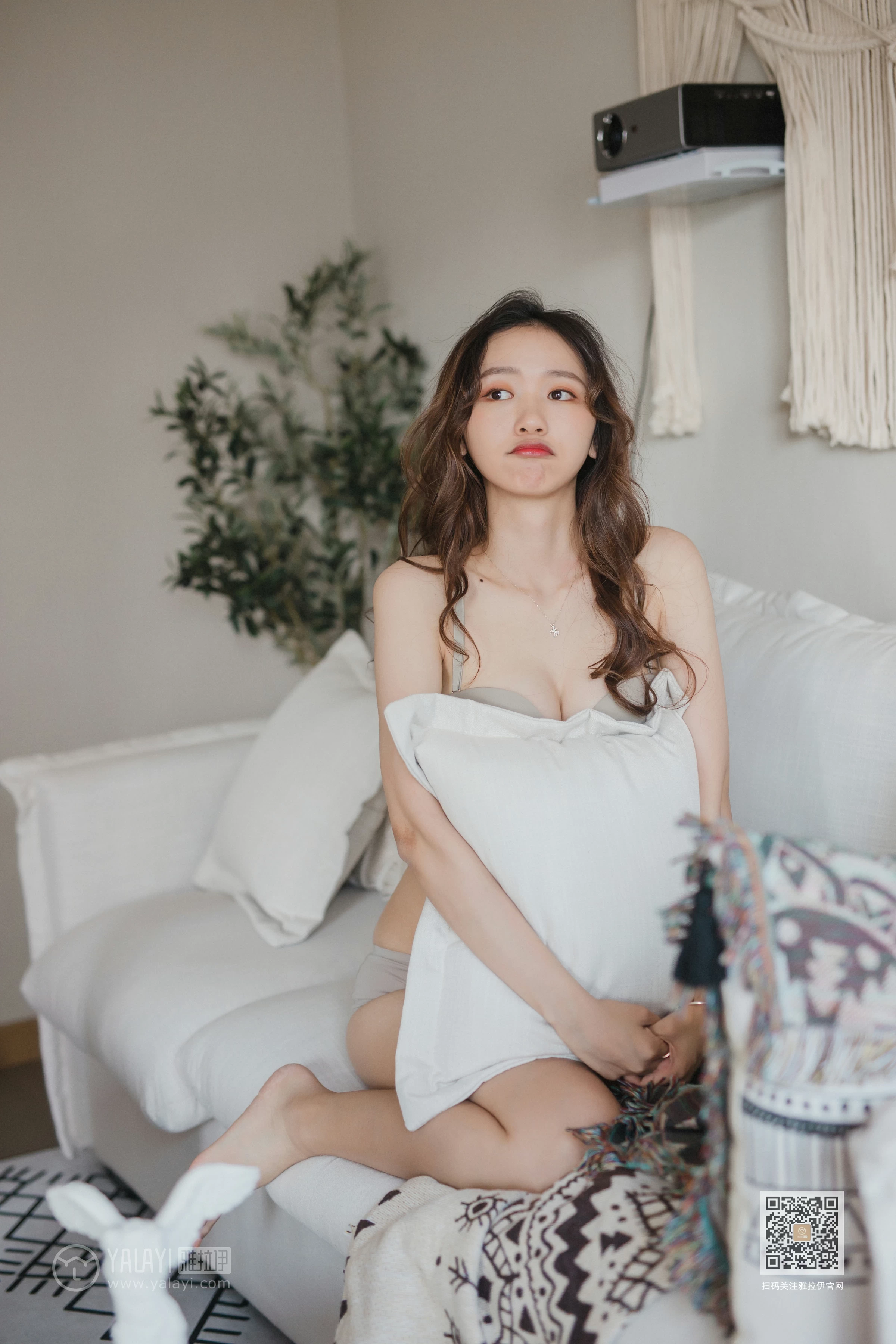 [YALAYI雅拉伊]Vol.496 想你的呵护 晓琳 灰色性感内衣居家私房写真集第8张