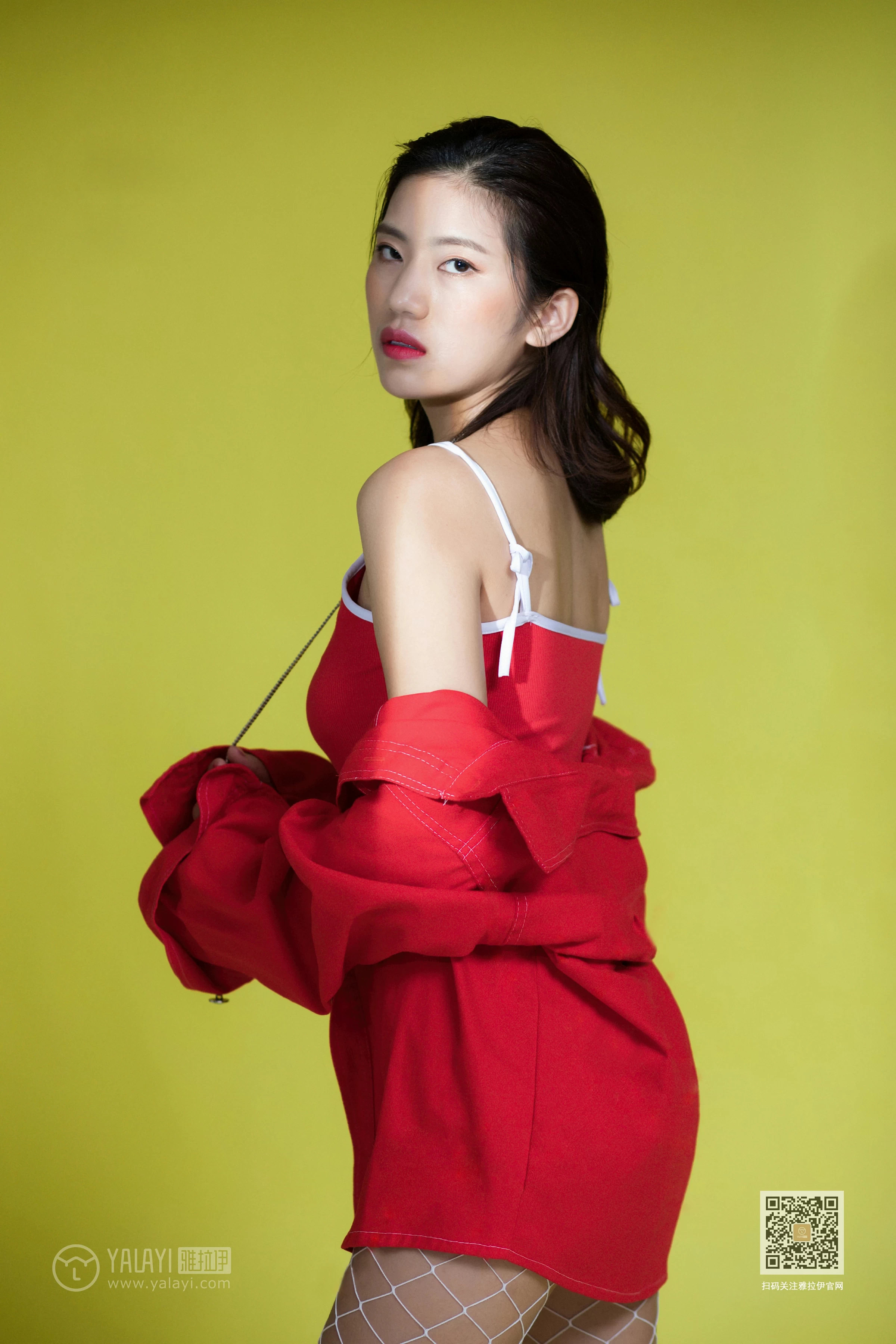 [YALAYI雅拉伊]Vol.499 艺术人生 小小 红色吊带连体运动内衣性感私房写真集第2张