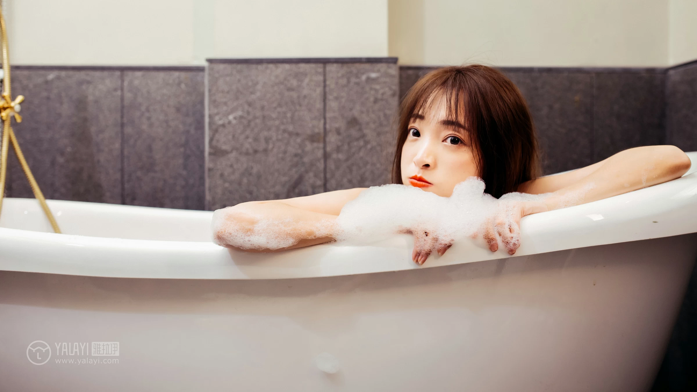 [YALAYI雅拉伊]Vol.508 愉快的一晚 小雪 白色吊带蕾丝睡衣裙性感私房写真集第13张