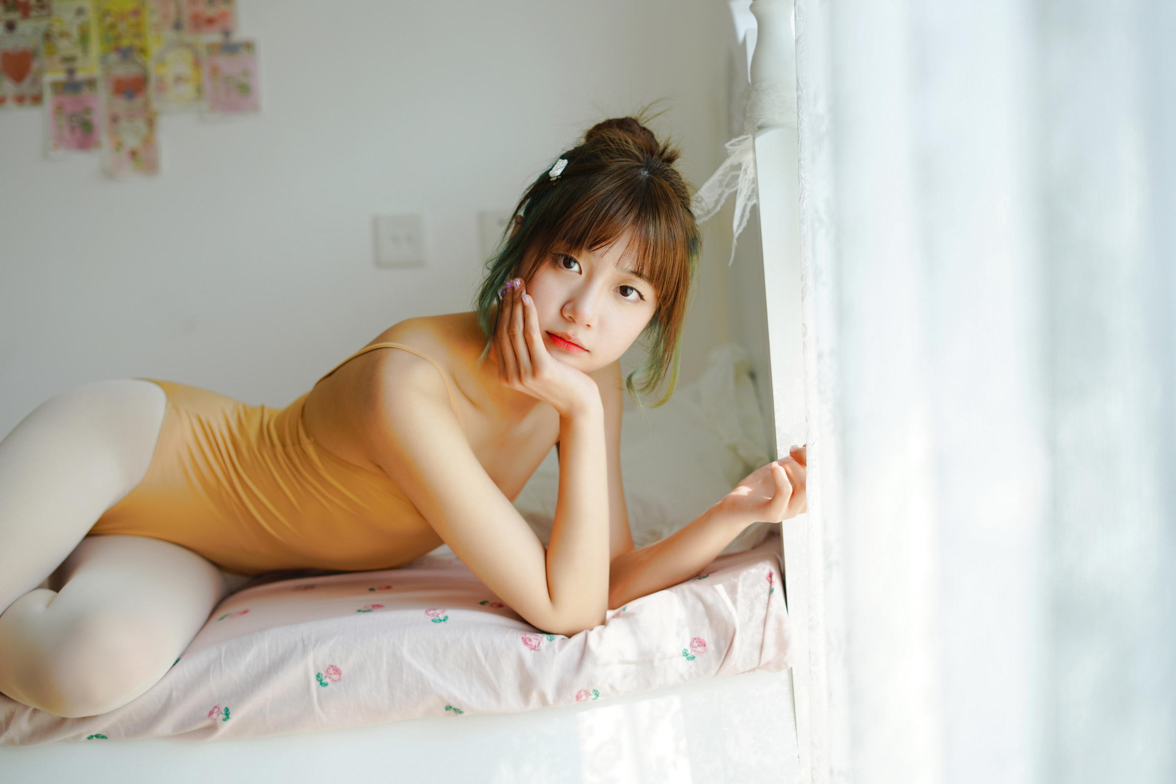 [YALAYI雅拉伊]2022.03.08 舞蹈女生 兰子 黄色紧身吊带连衣裙加白色丝袜美腿性感私房写真集第12张