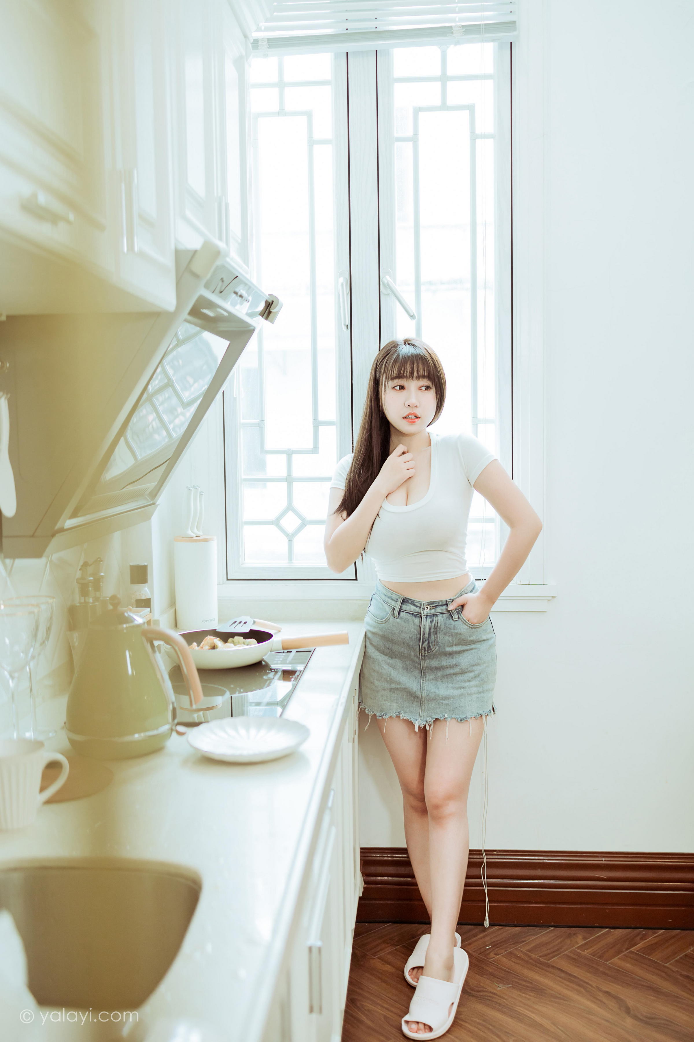 [YALAYI雅拉伊]2022.03.09 你真可爱 虞艺 白色紧身短袖加牛仔短裙性感私房写真集第4张