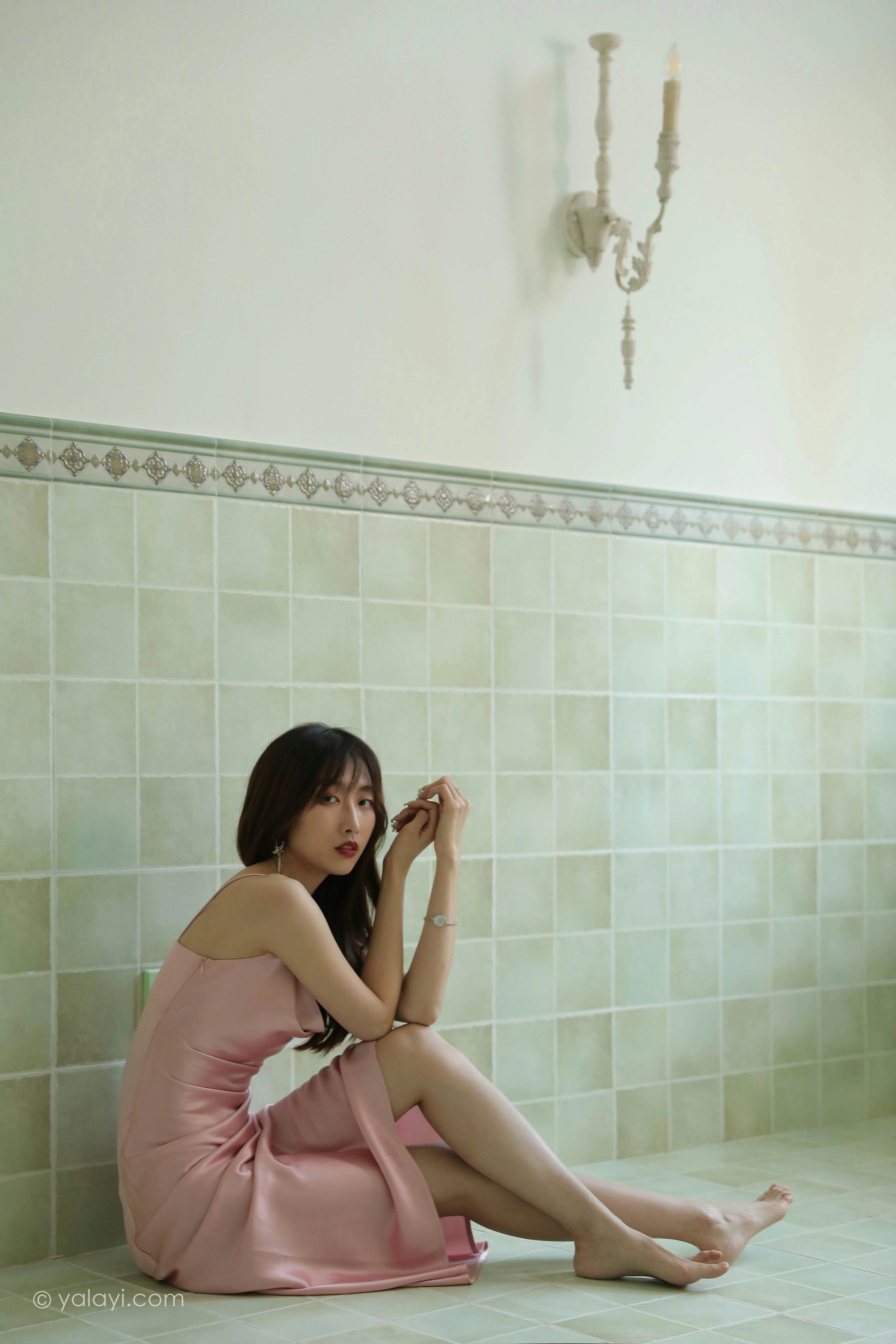 [YALAYI雅拉伊]NO.801 平心静气 佳佳 粉色吊带连衣裙居家私房写真集第6张