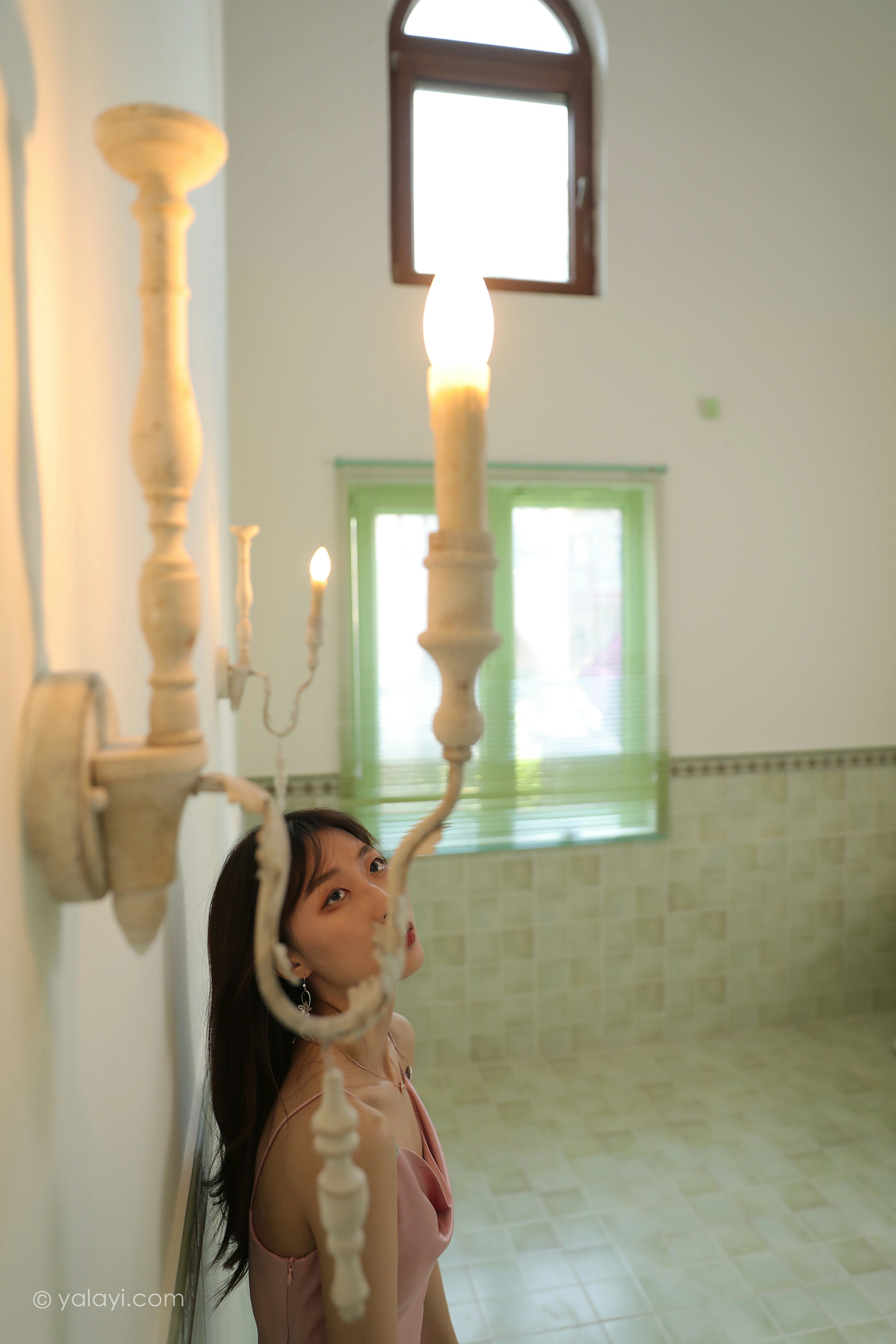 [YALAYI雅拉伊]NO.801 平心静气 佳佳 粉色吊带连衣裙居家私房写真集第12张