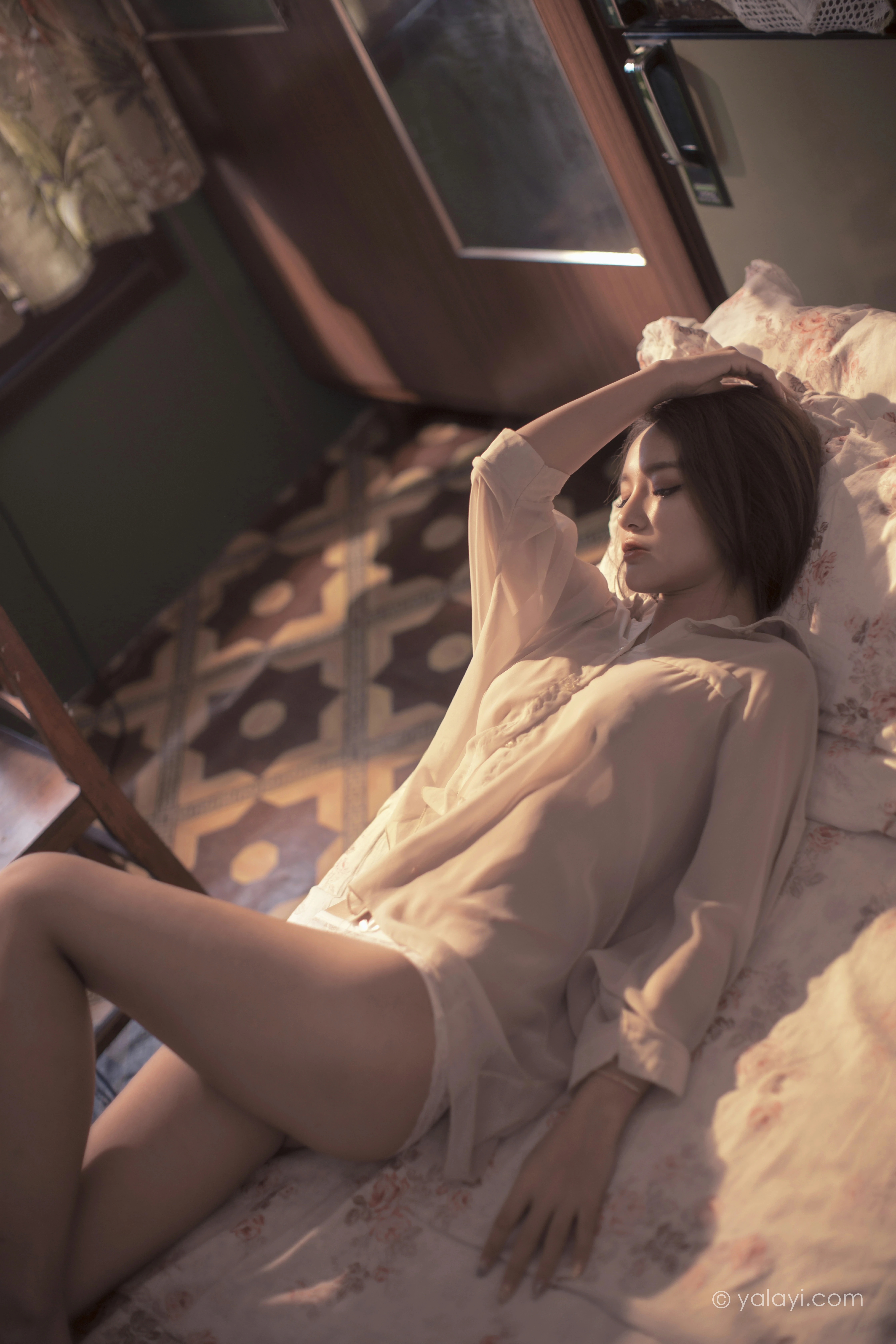 [YALAYI雅拉伊]NO.803 若有思 梓杨 白色透视衬衫居家性感私房写真集第1张